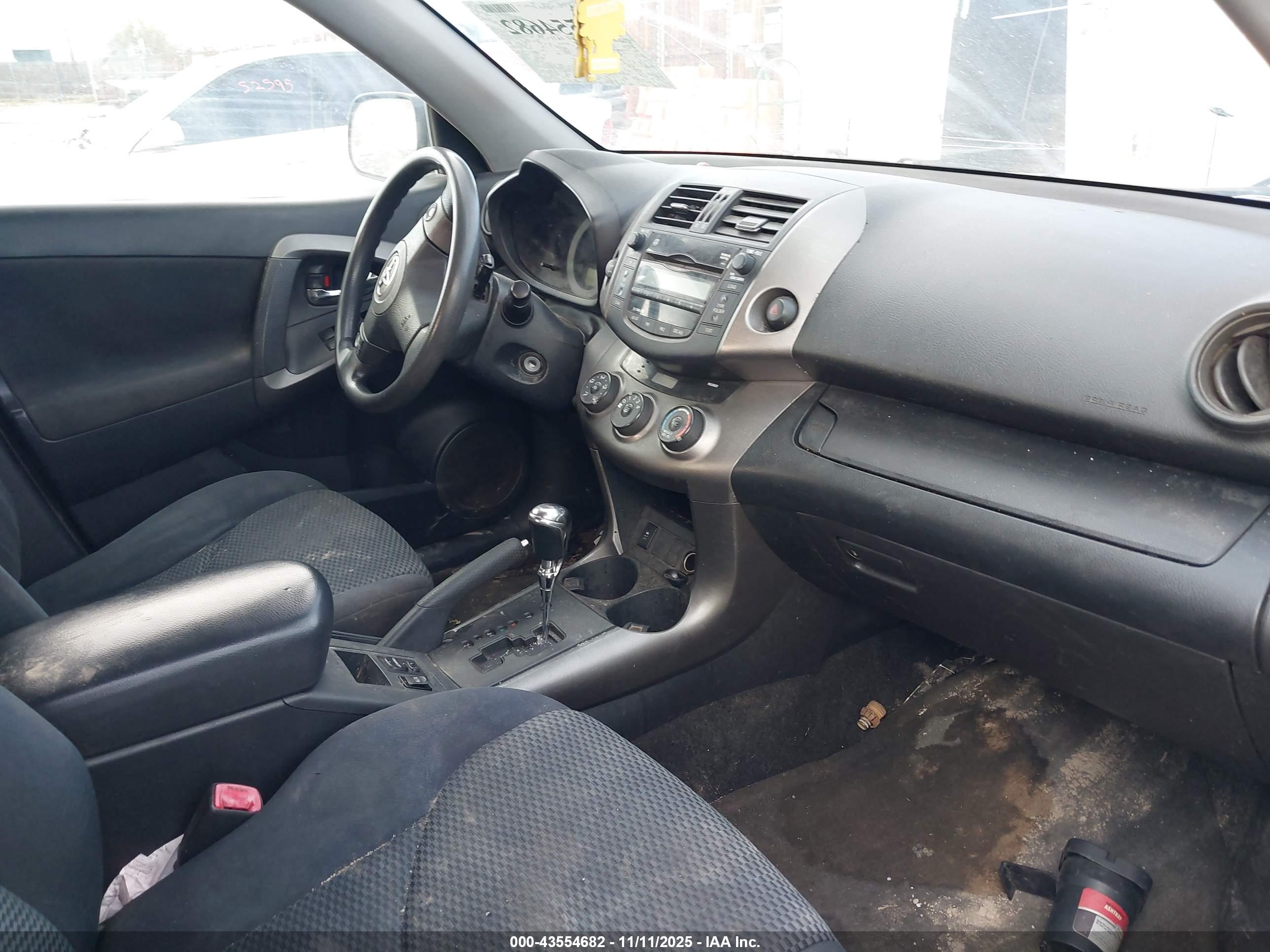 TOYOTA RAV4 image 5