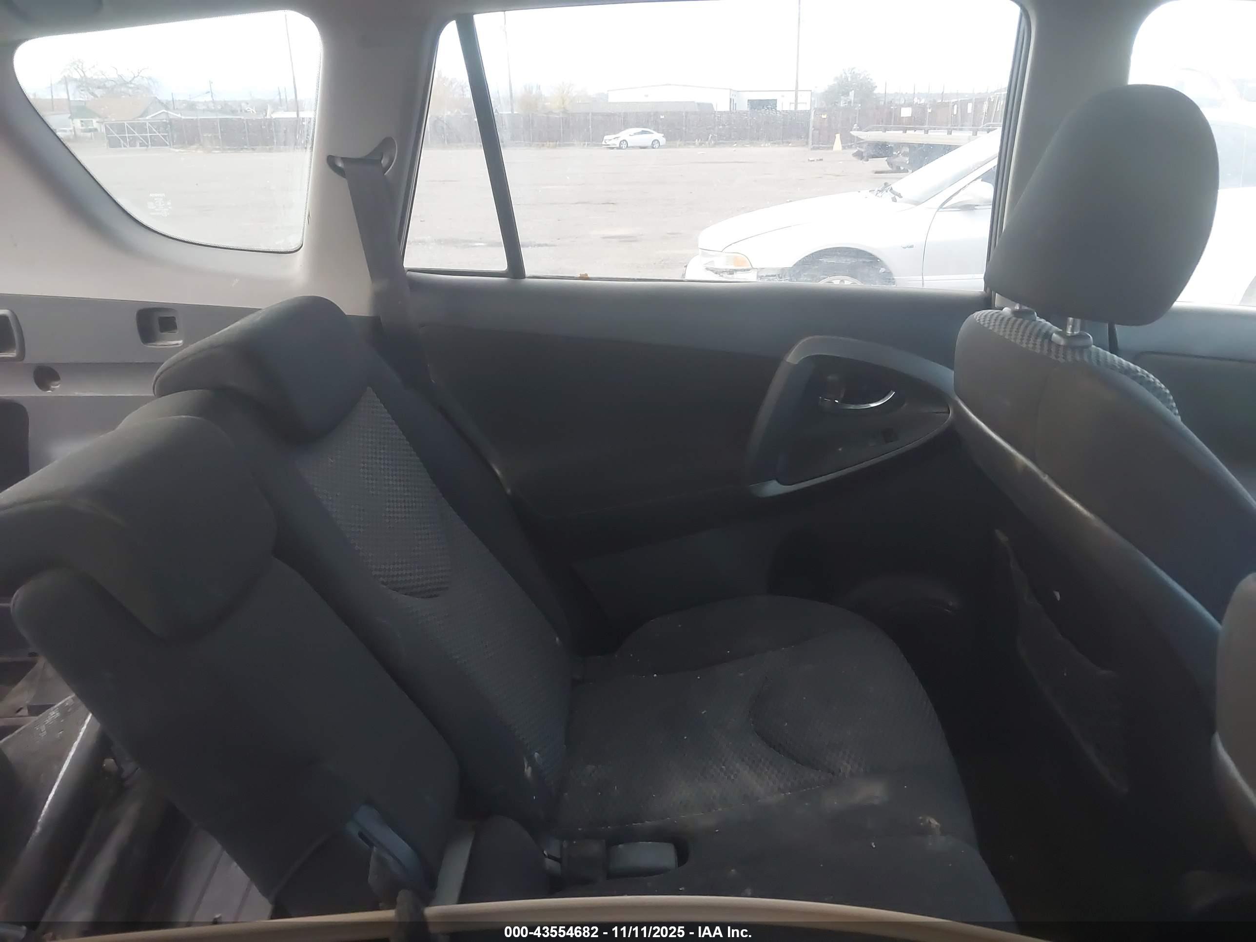 TOYOTA RAV4 image 8