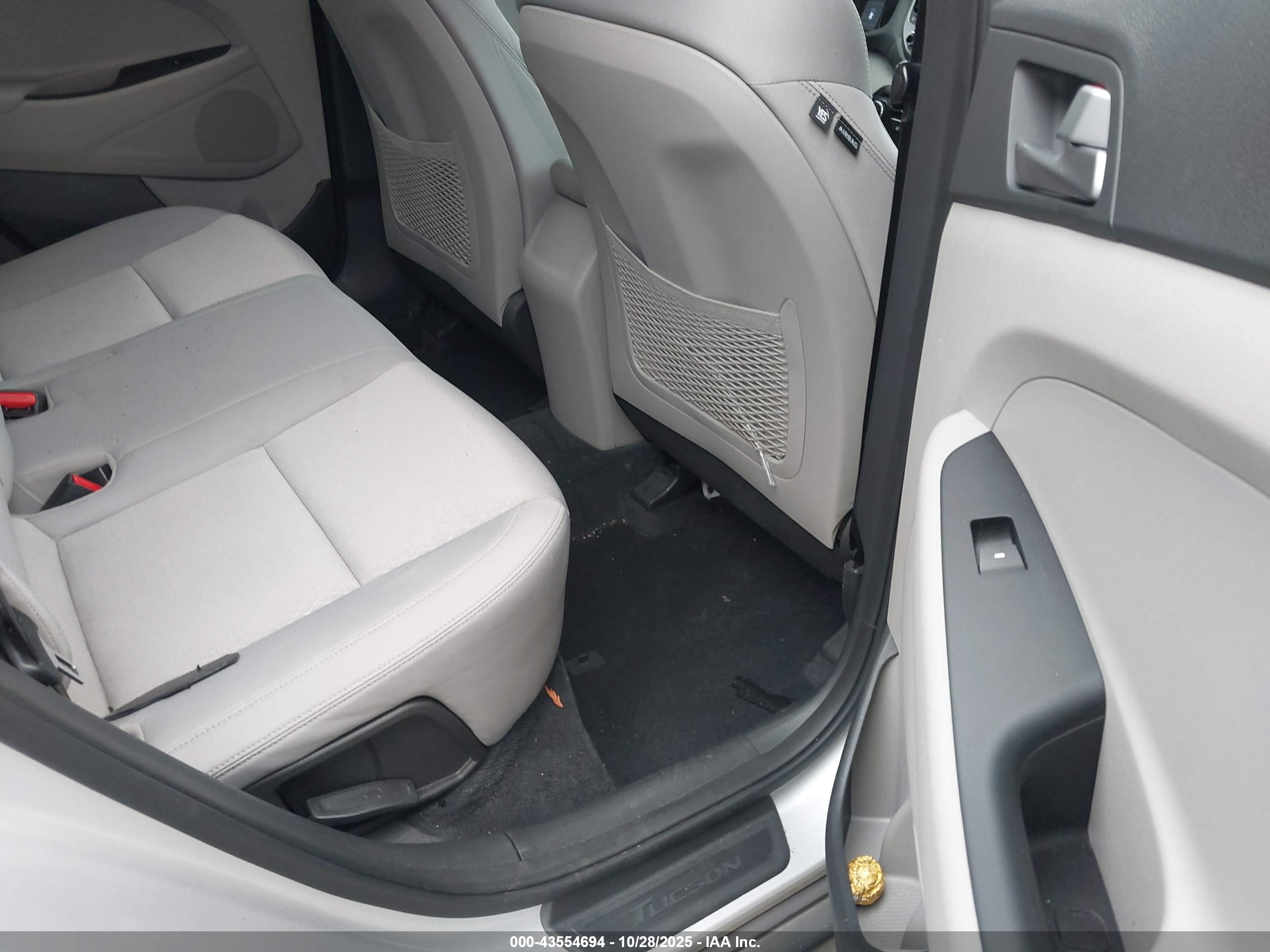HYUNDAI TUCSON image 8
