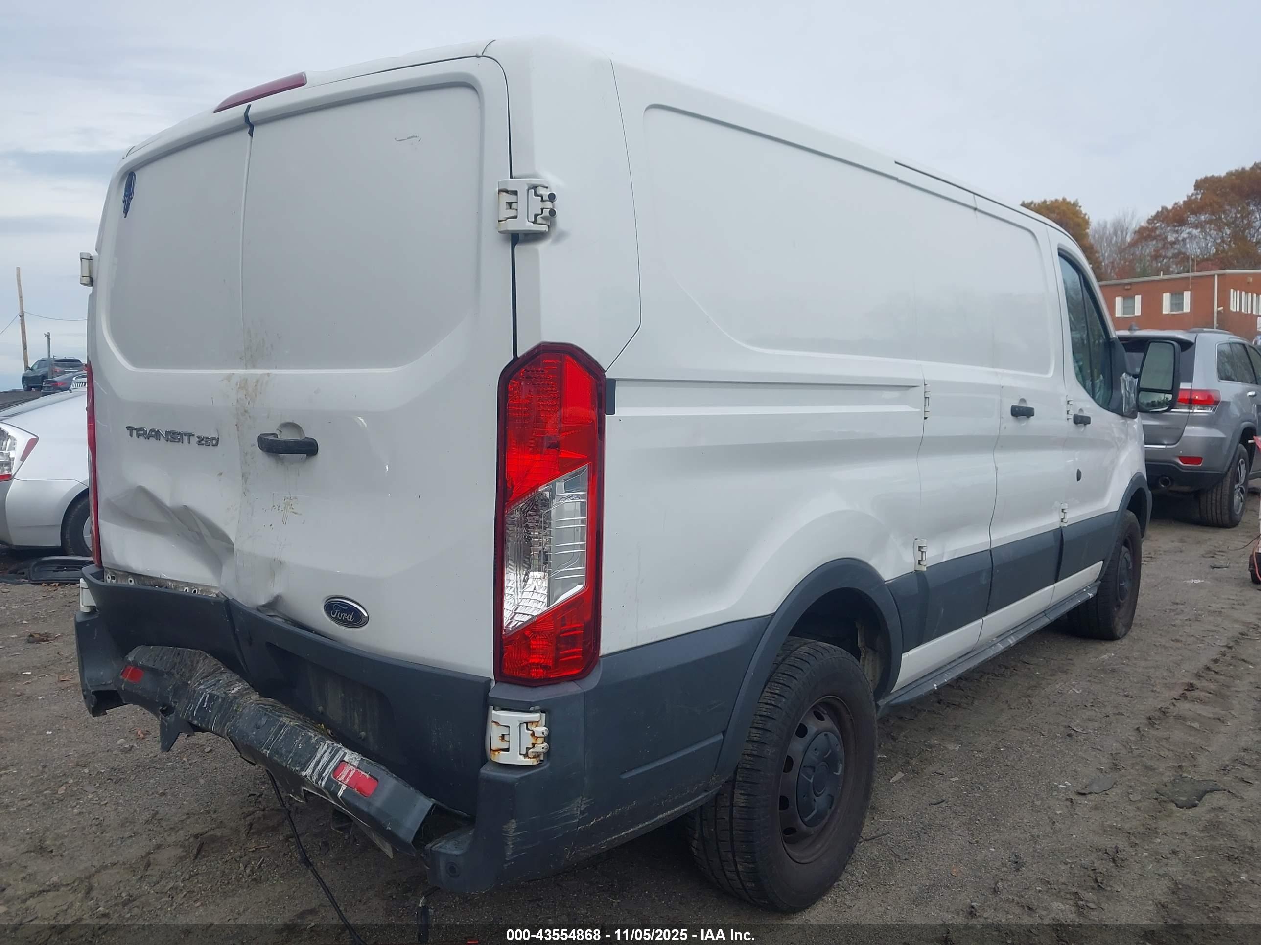 FORD TRANSIT-250 image 4
