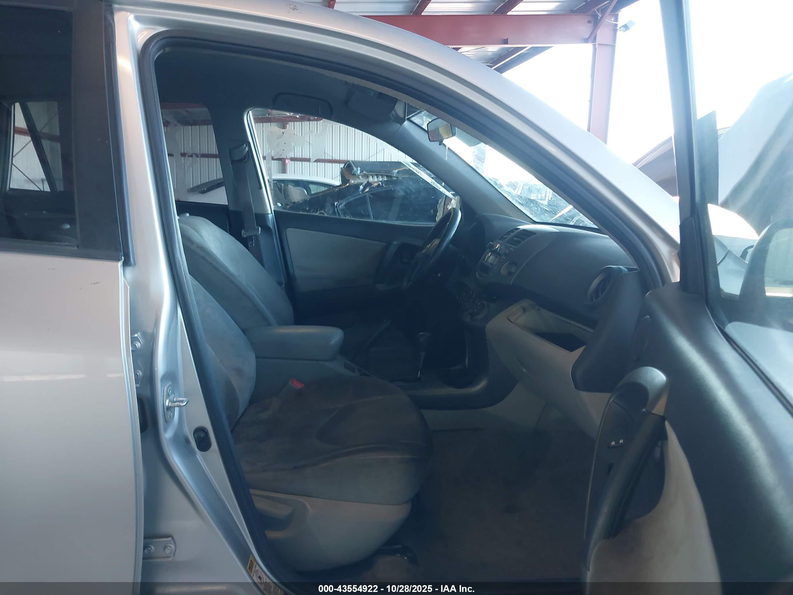TOYOTA RAV4 image 5