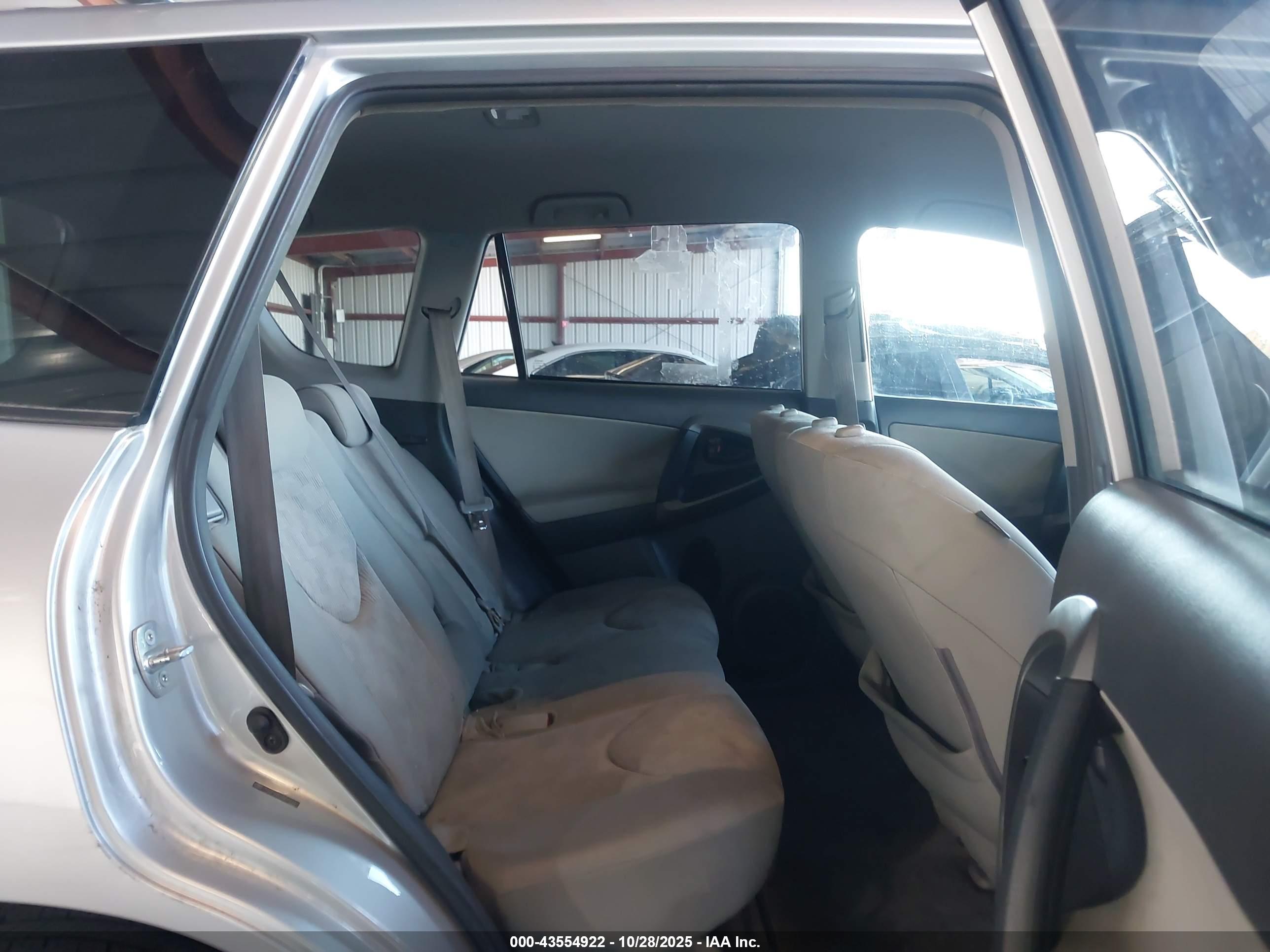 TOYOTA RAV4 image 8