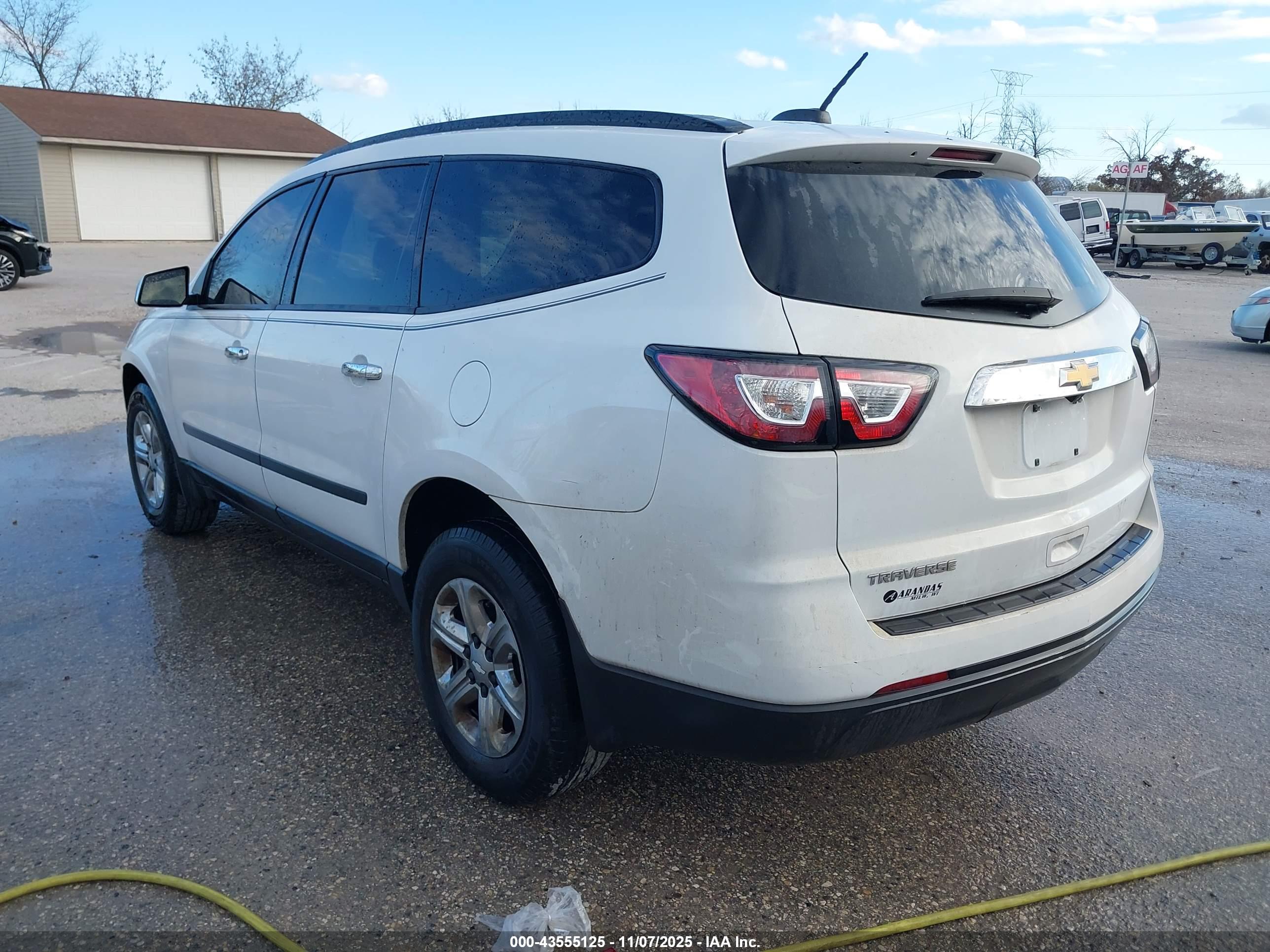 CHEVROLET TRAVERSE image 3
