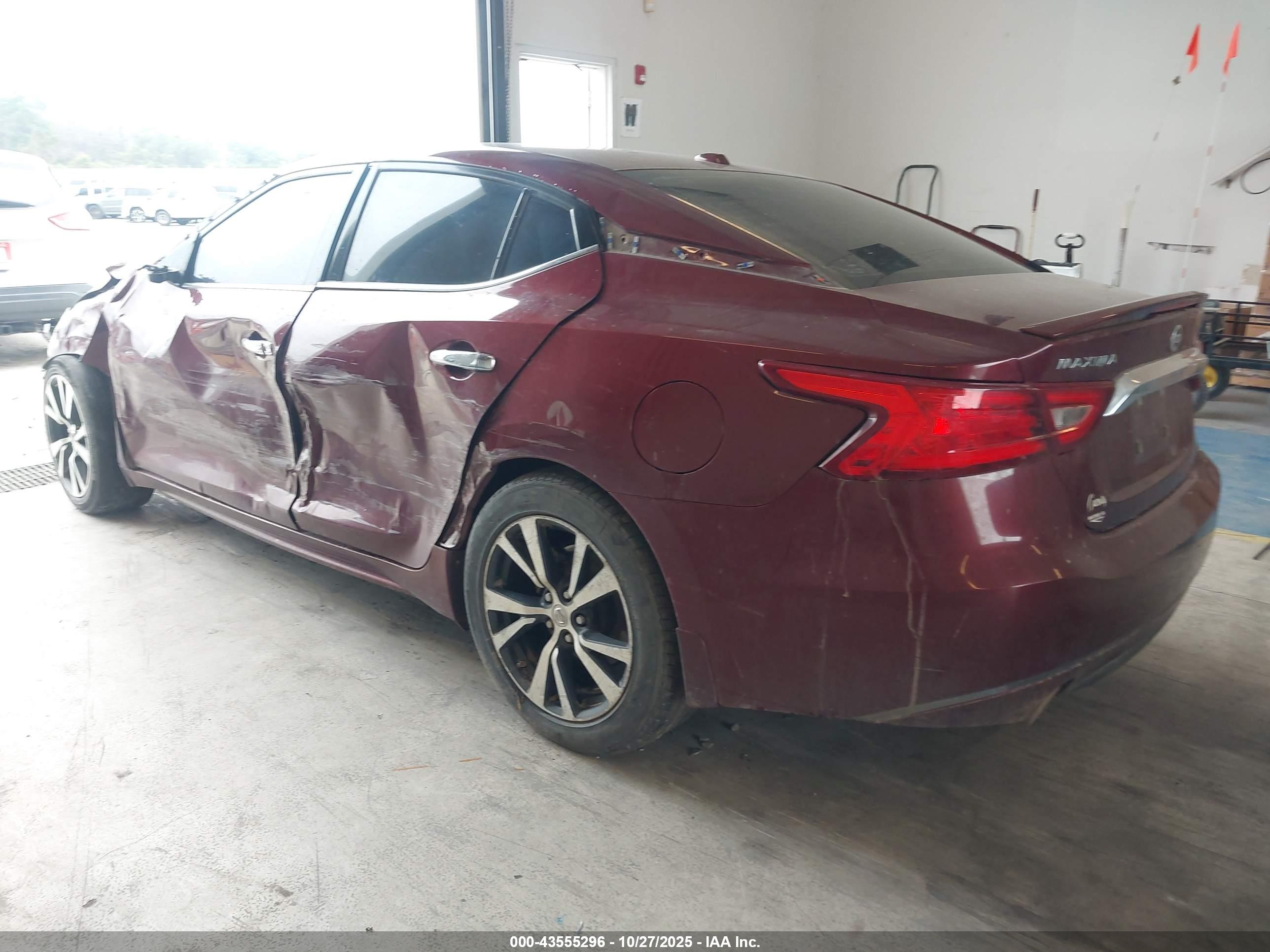 NISSAN MAXIMA image 3