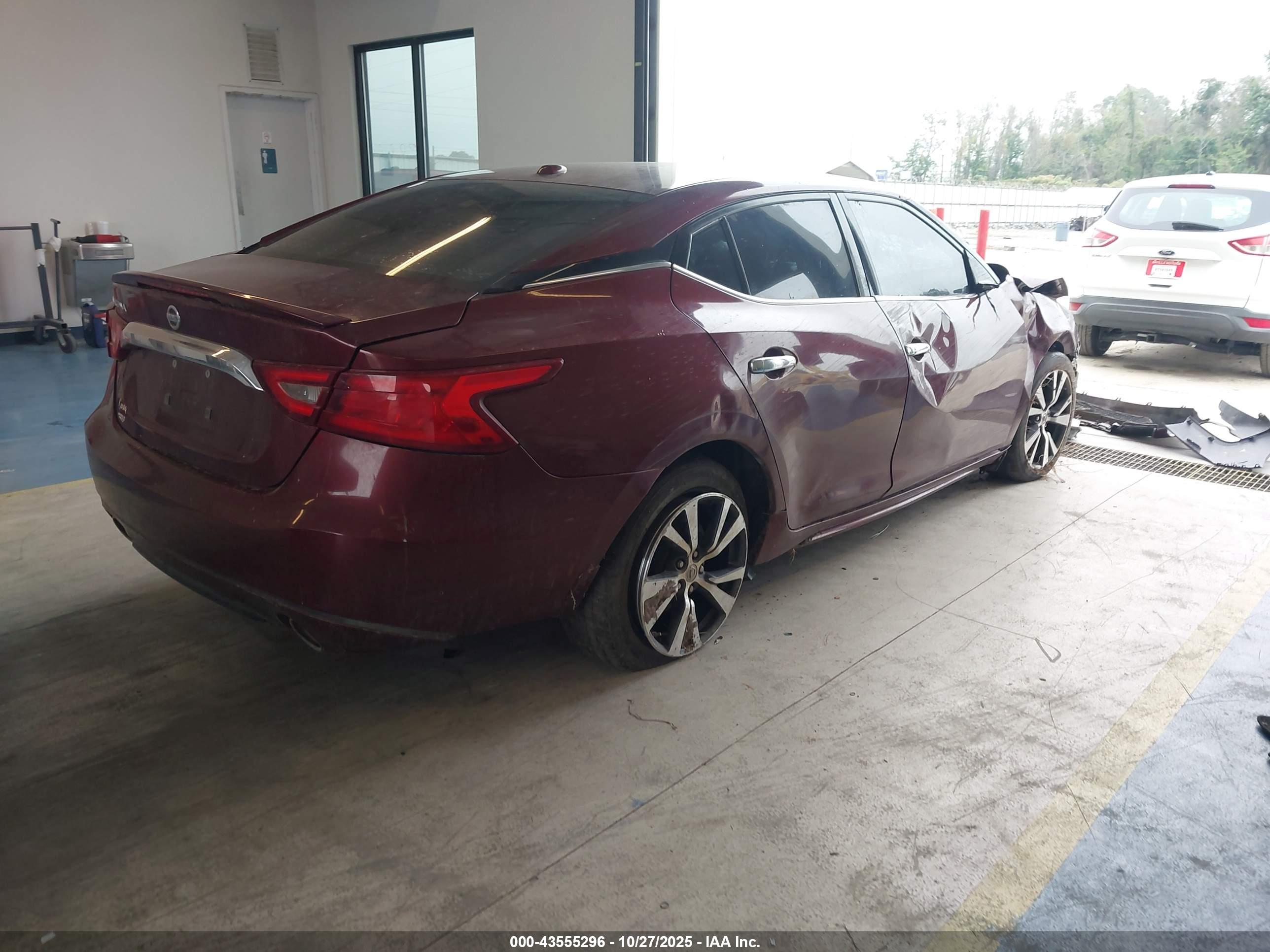 NISSAN MAXIMA image 4