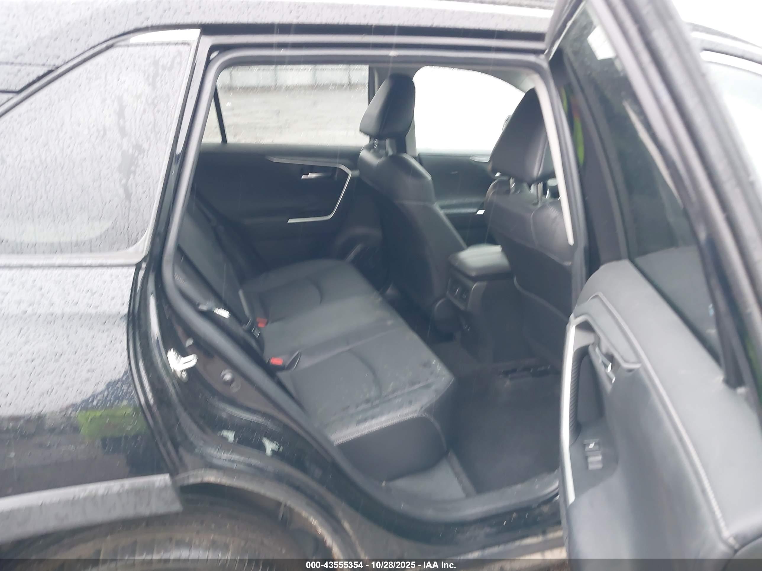 TOYOTA RAV4 image 8