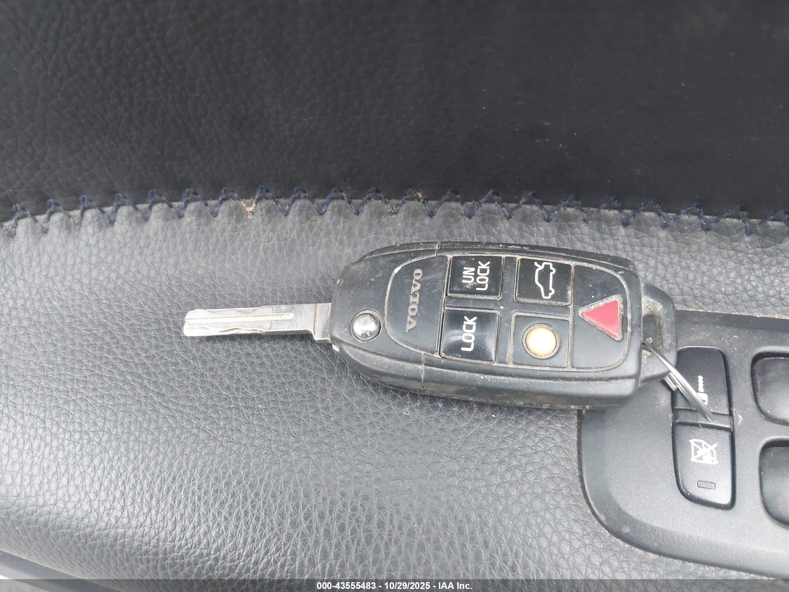 VOLVO XC70 image 11