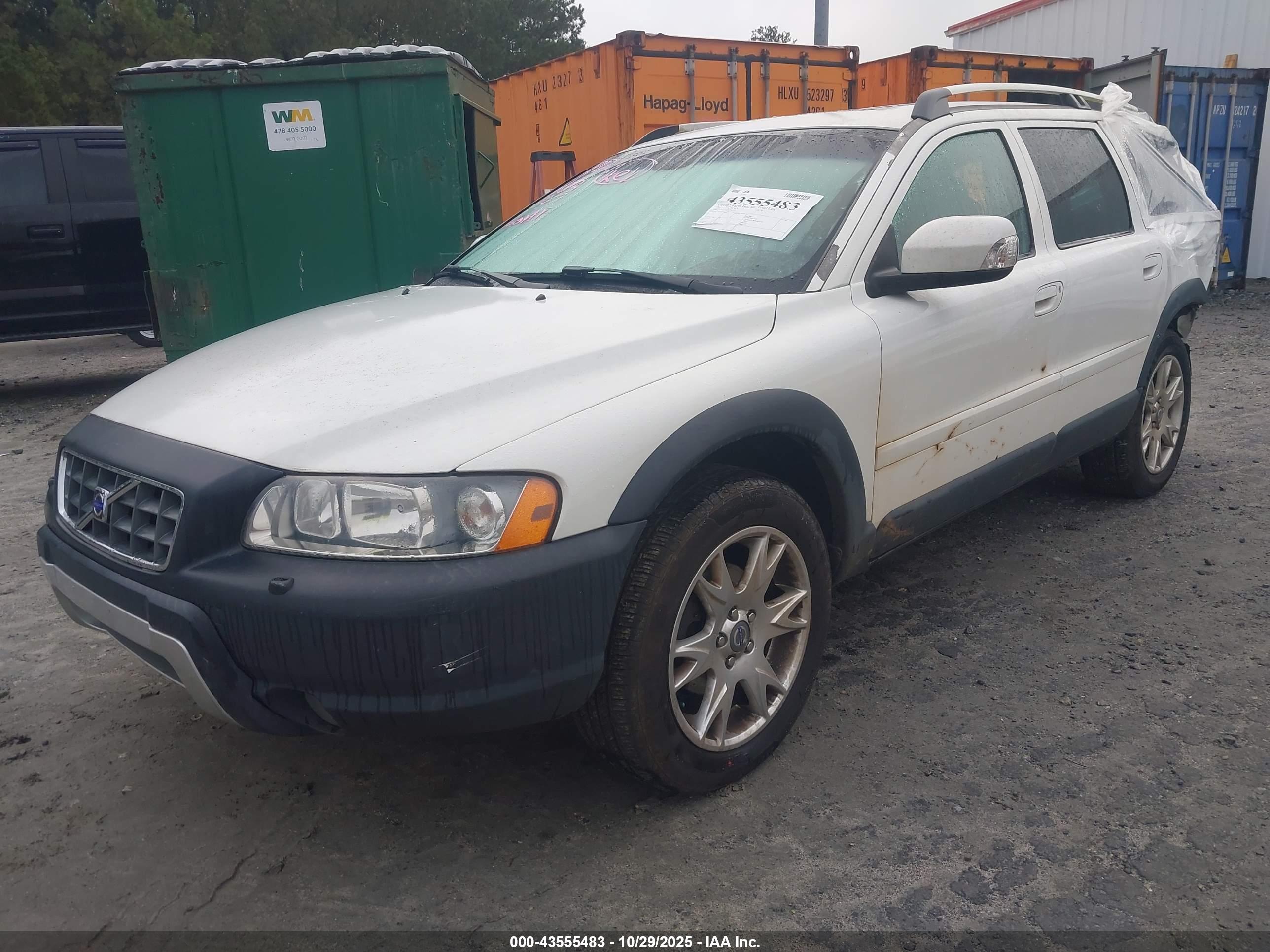 VOLVO XC70 image 2