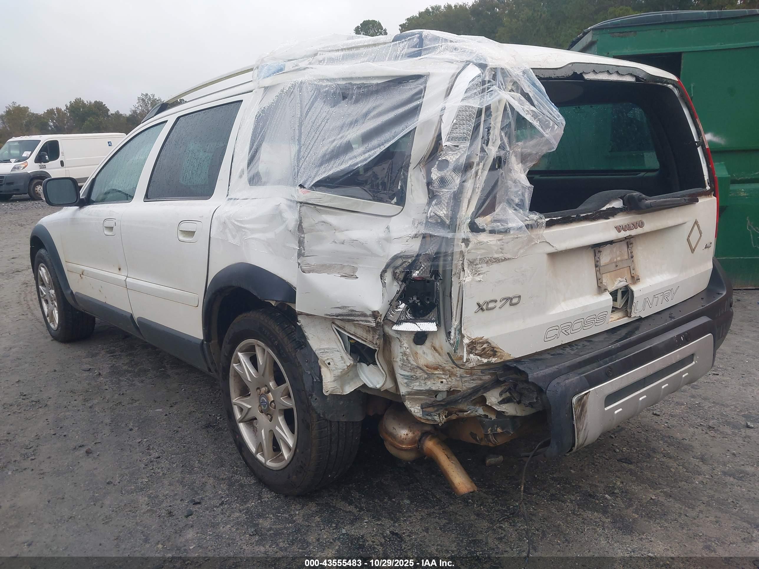 VOLVO XC70 image 3