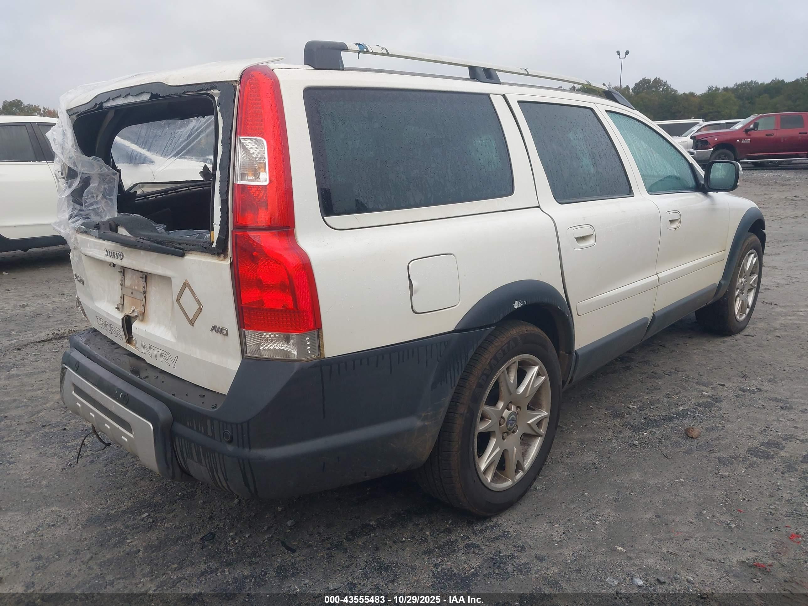 VOLVO XC70 image 4