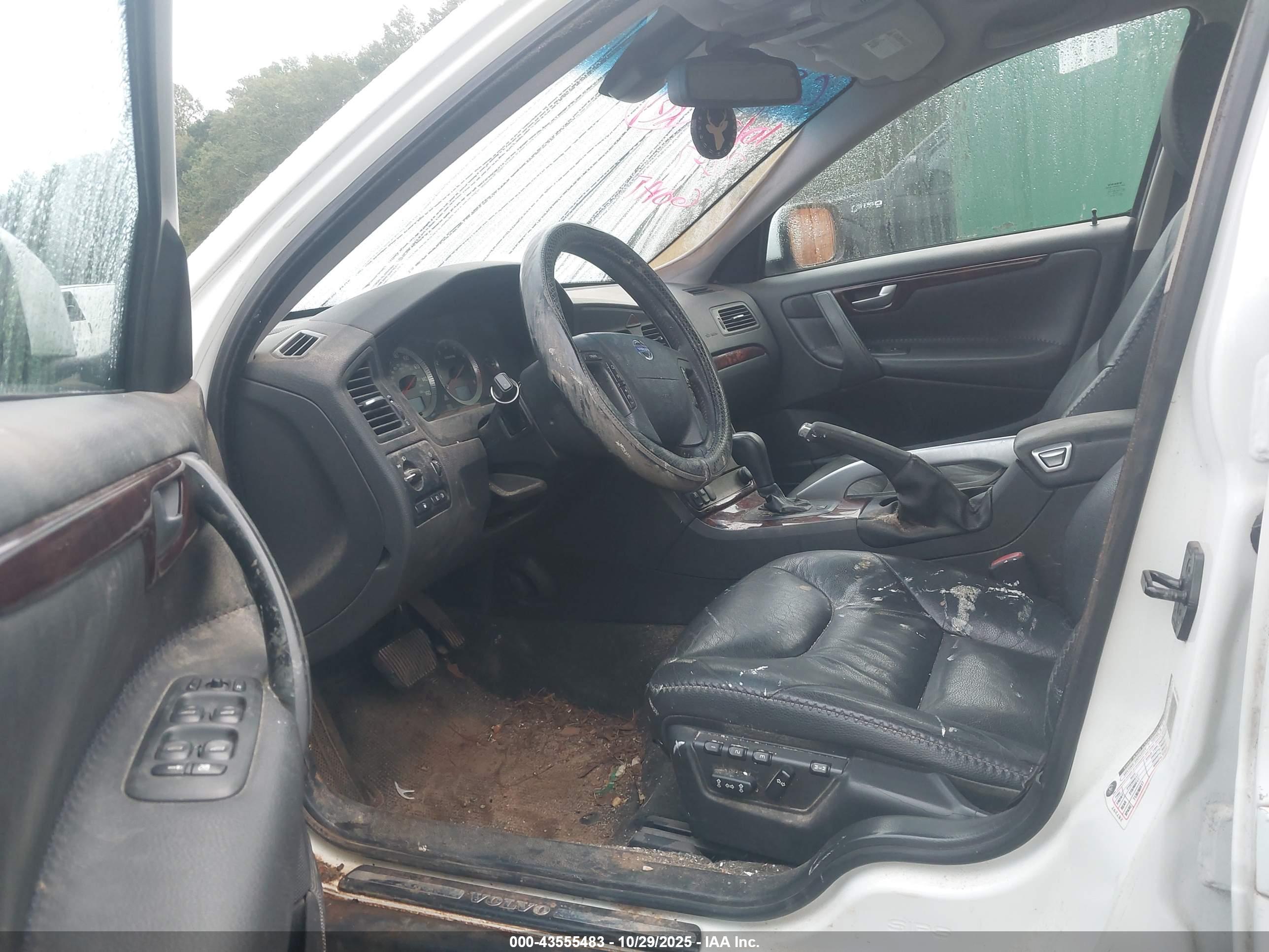 VOLVO XC70 image 5