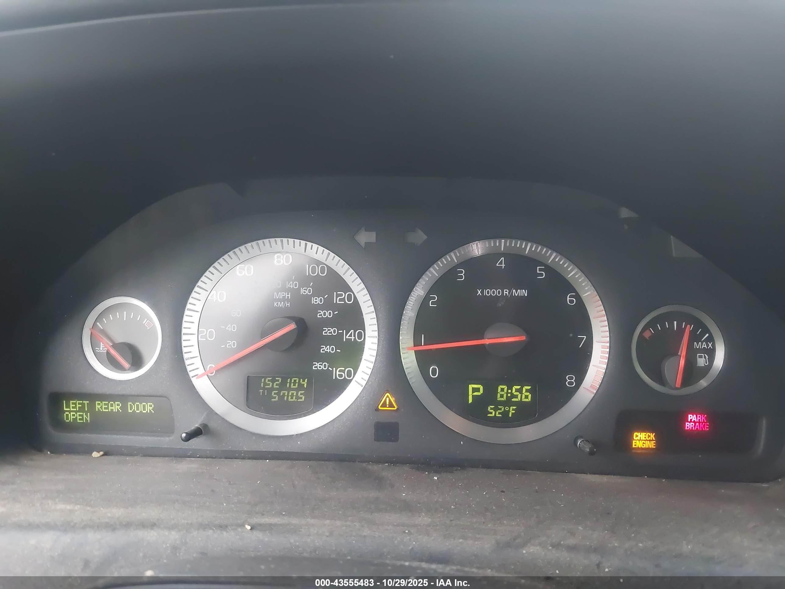 VOLVO XC70 image 7
