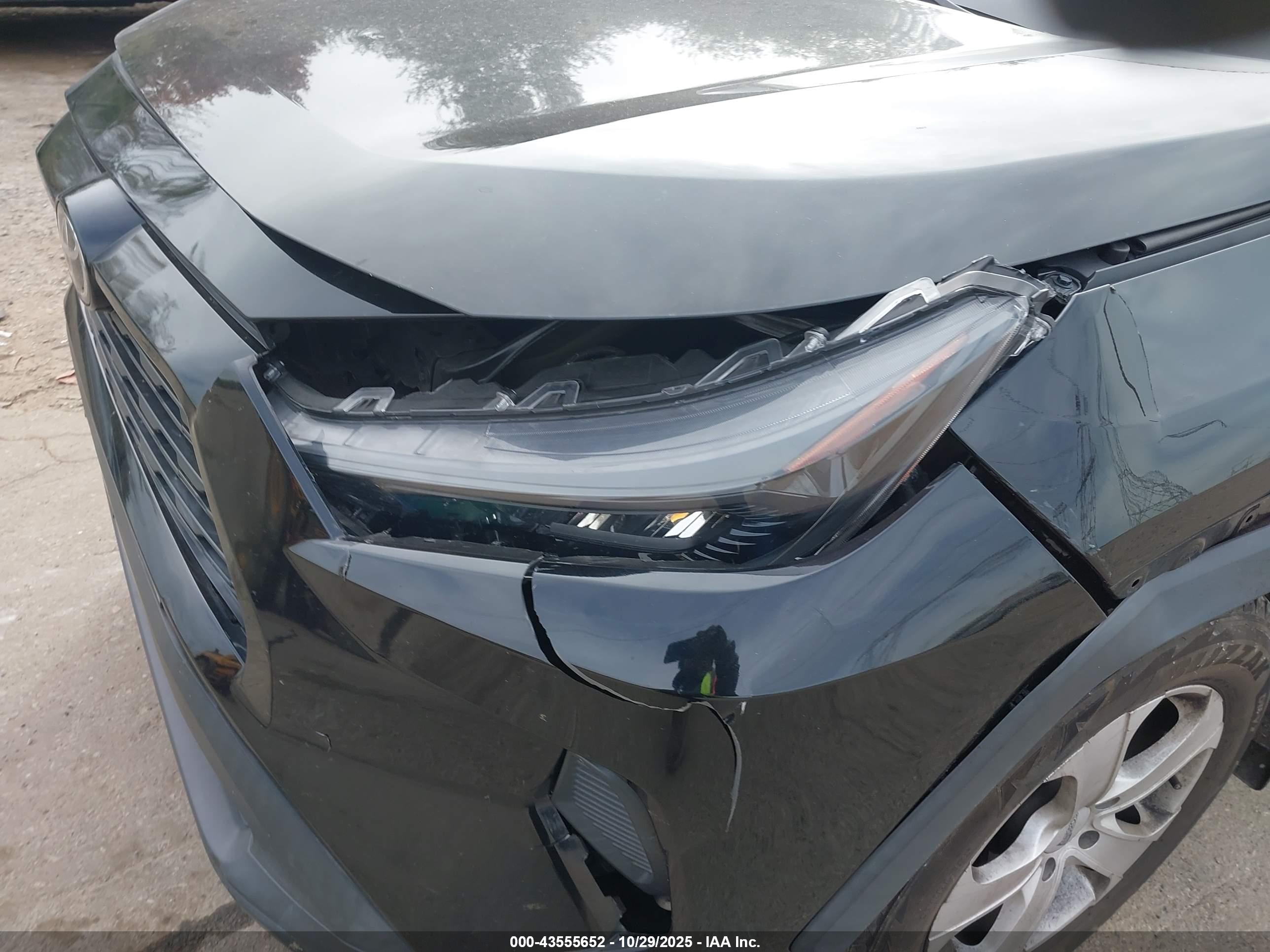 TOYOTA RAV4 image 6