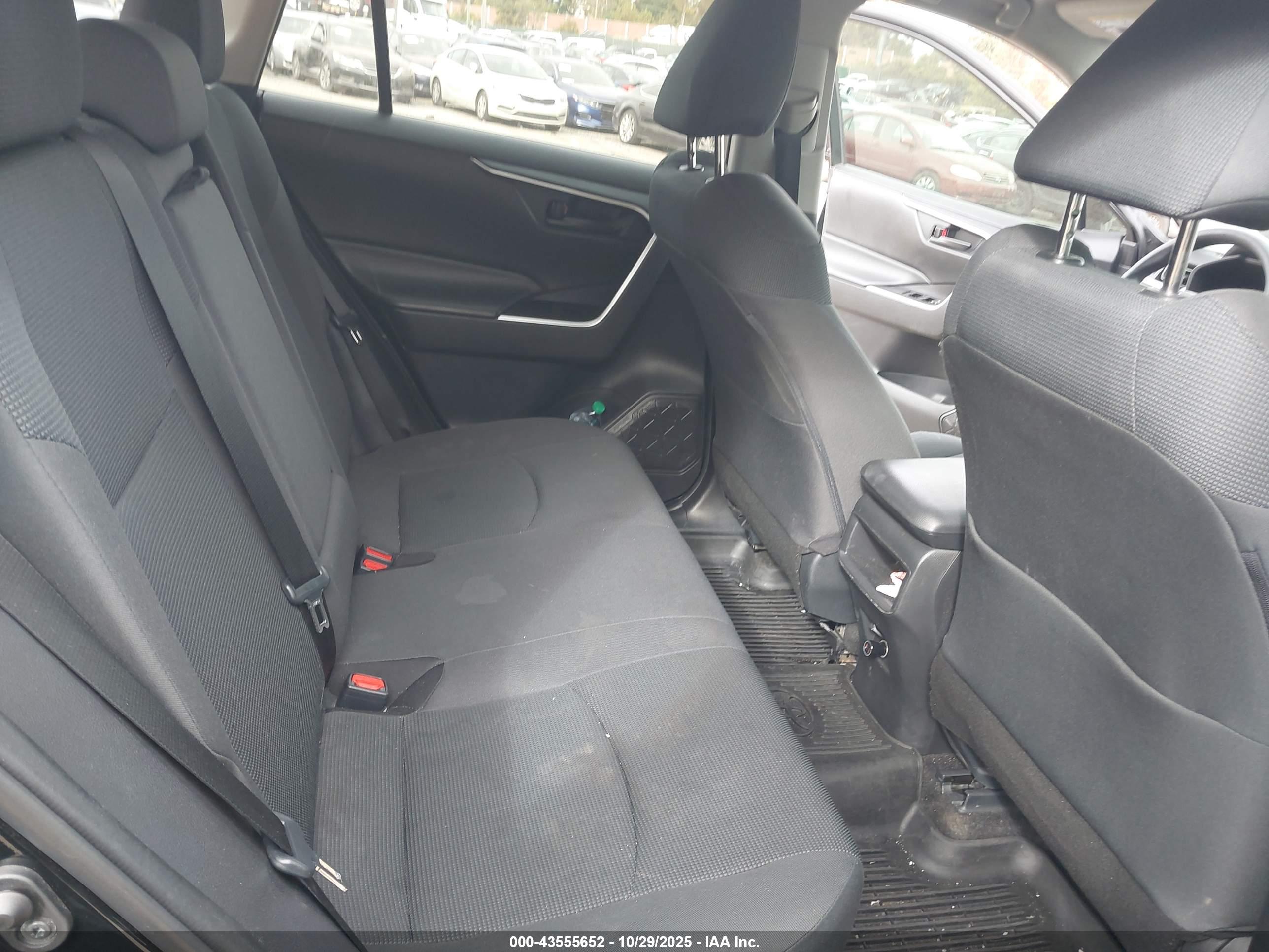 TOYOTA RAV4 image 8