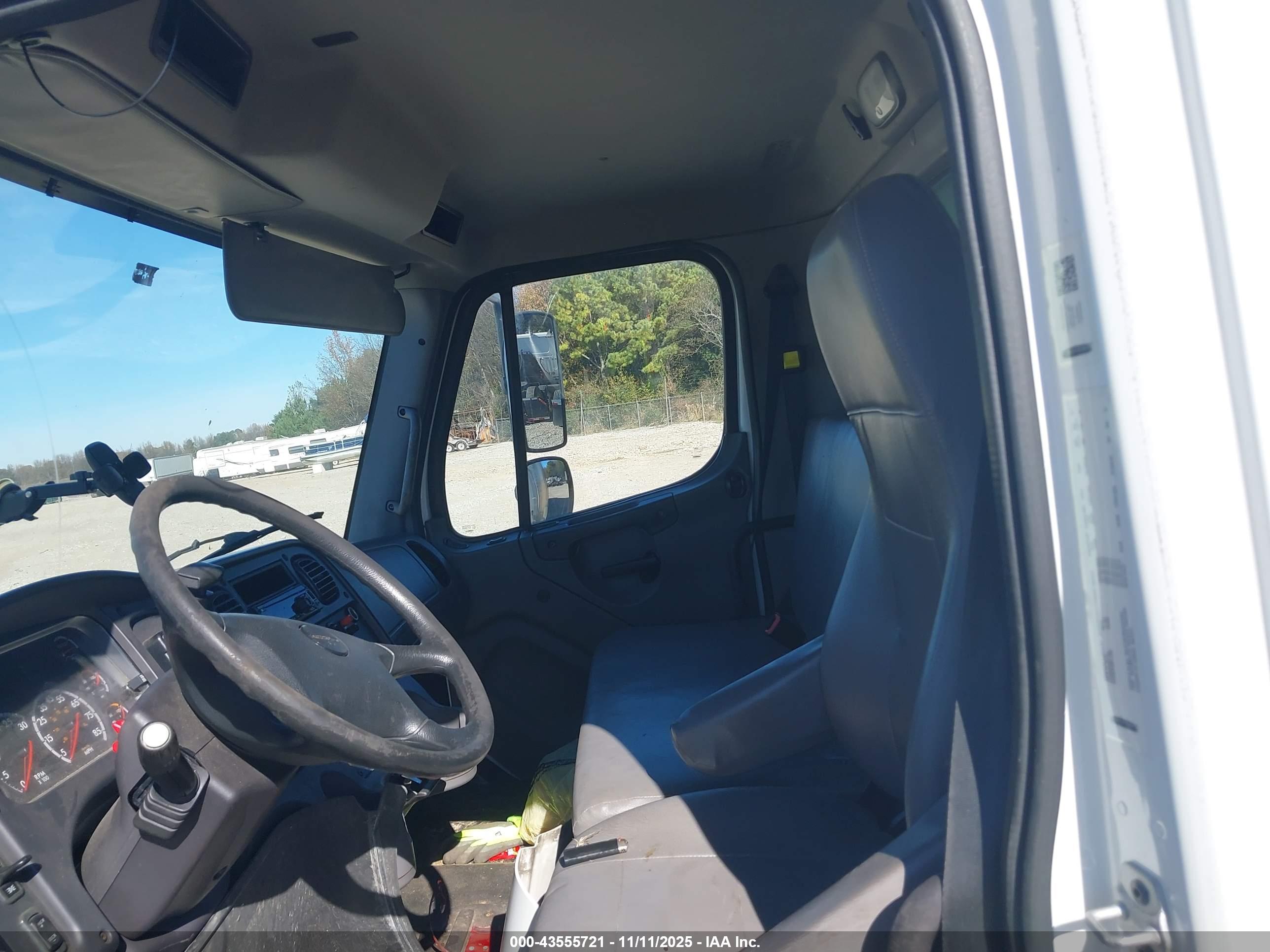 FREIGHTLINER M2 image 8