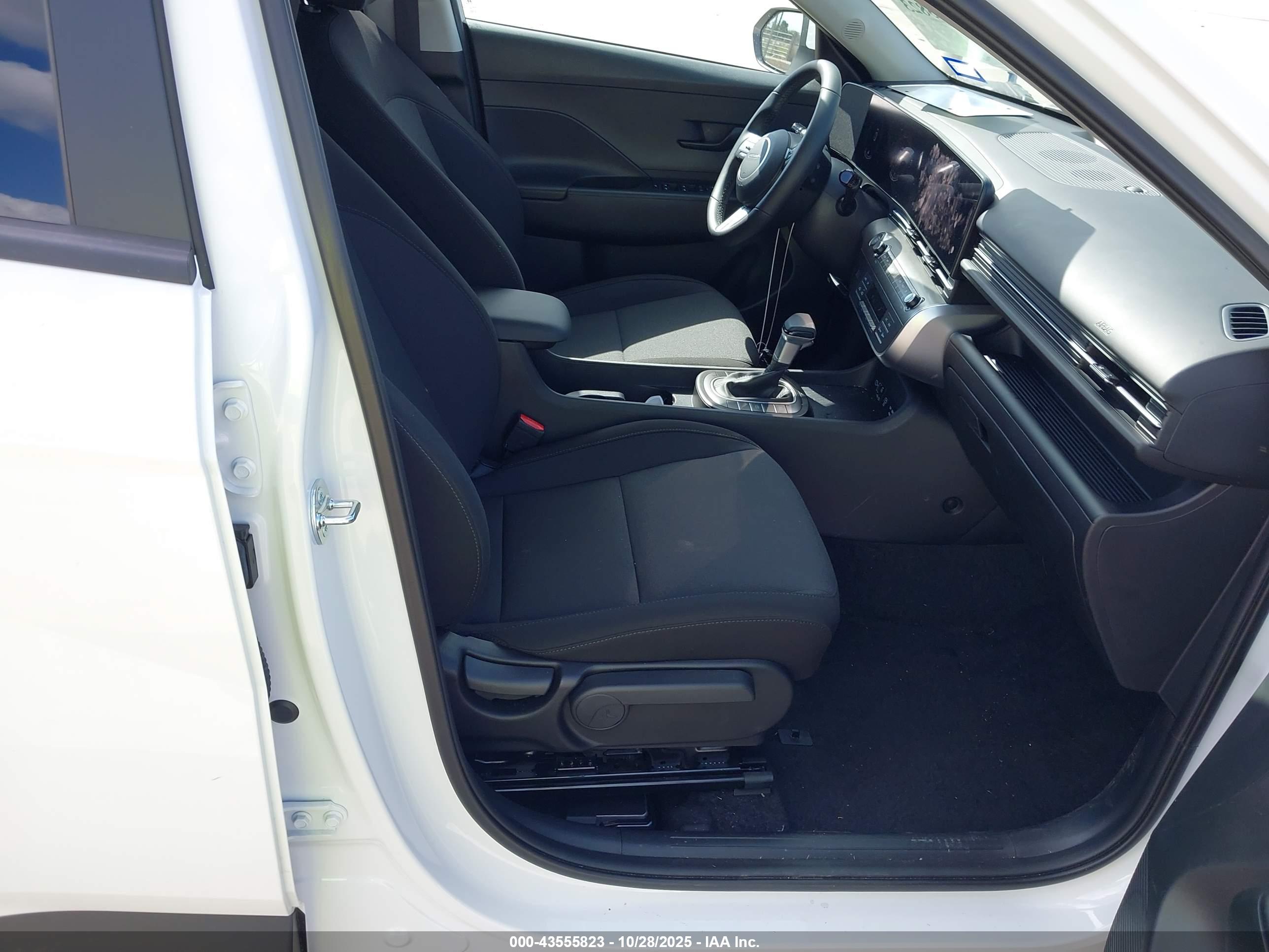 HYUNDAI KONA image 5