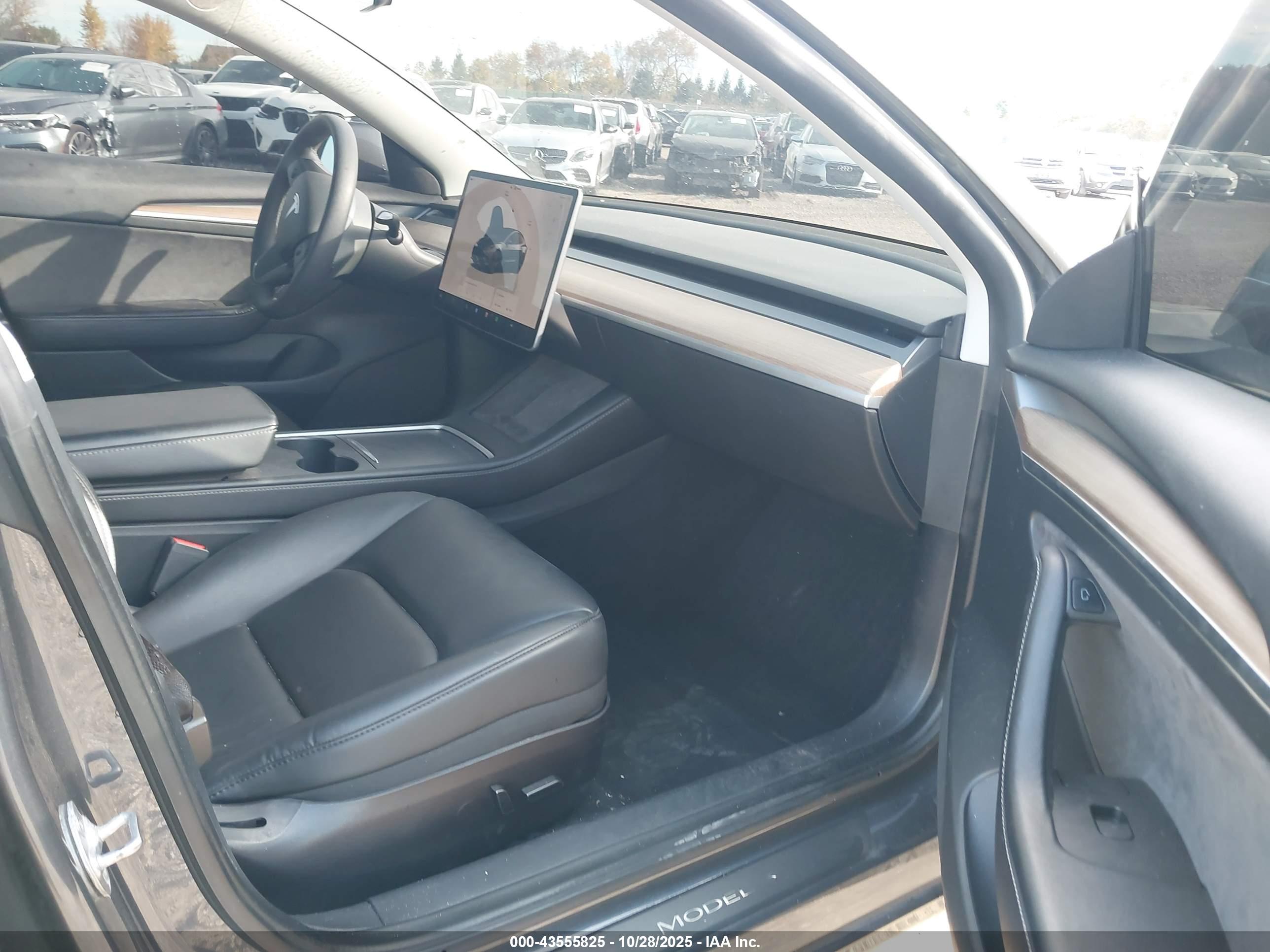 TESLA MODEL image 5