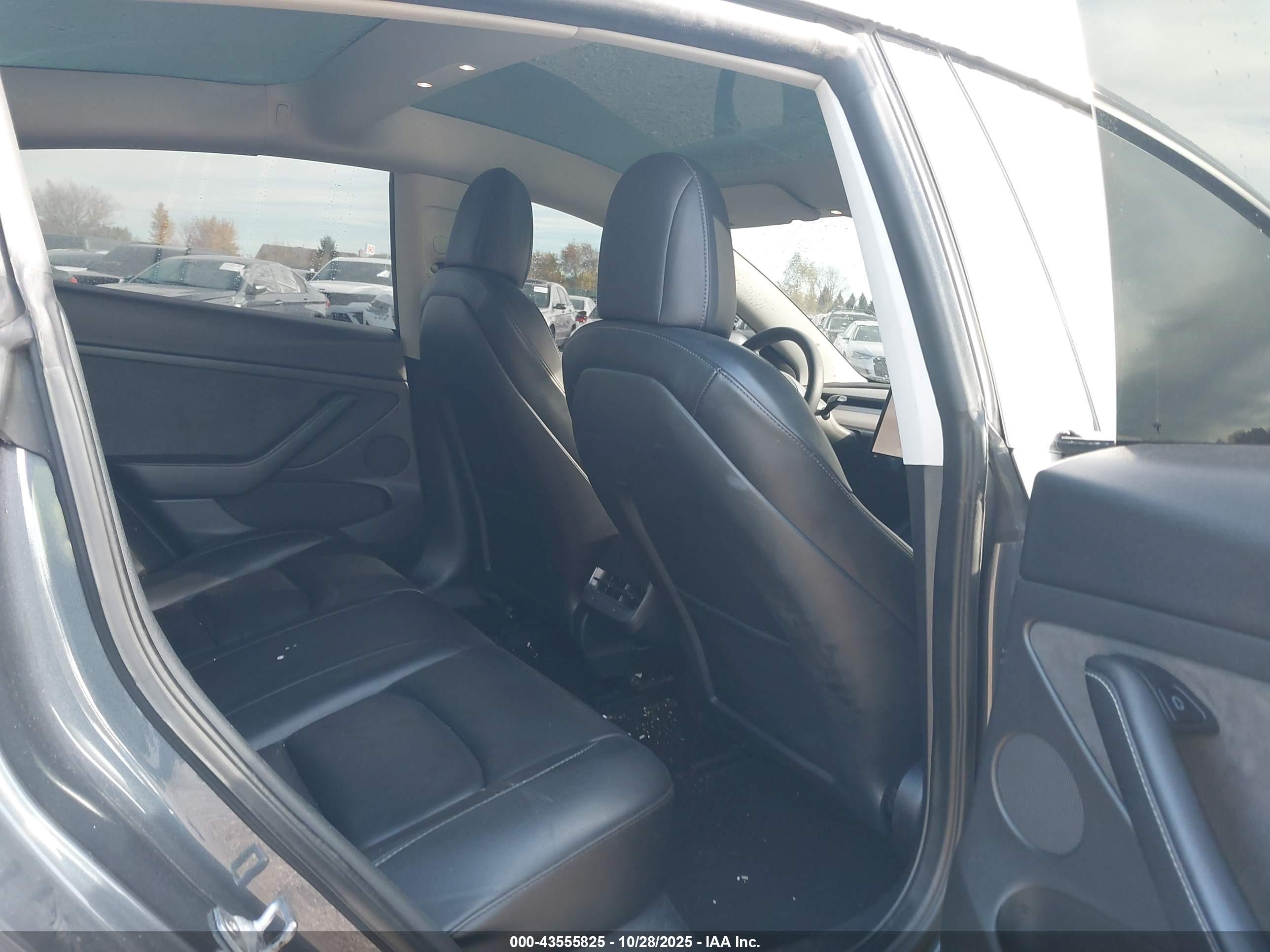 TESLA MODEL image 8