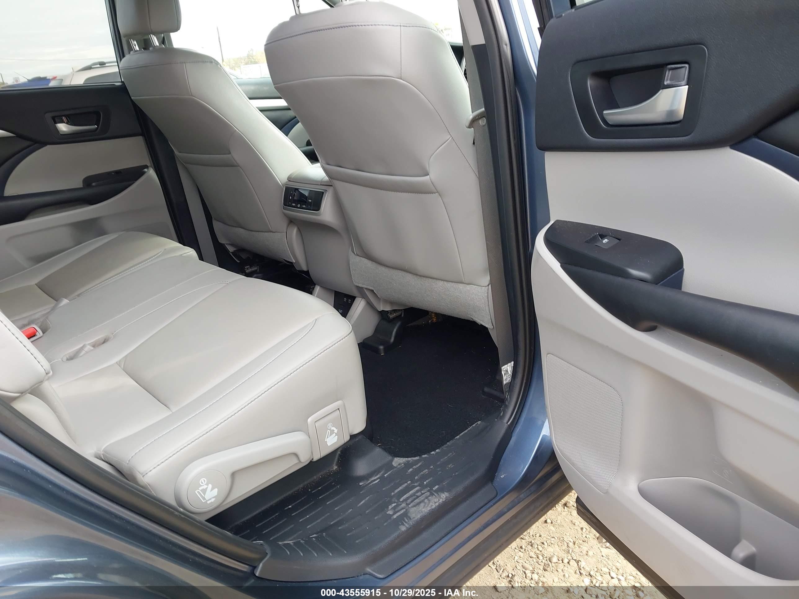 TOYOTA HIGHLANDER image 8