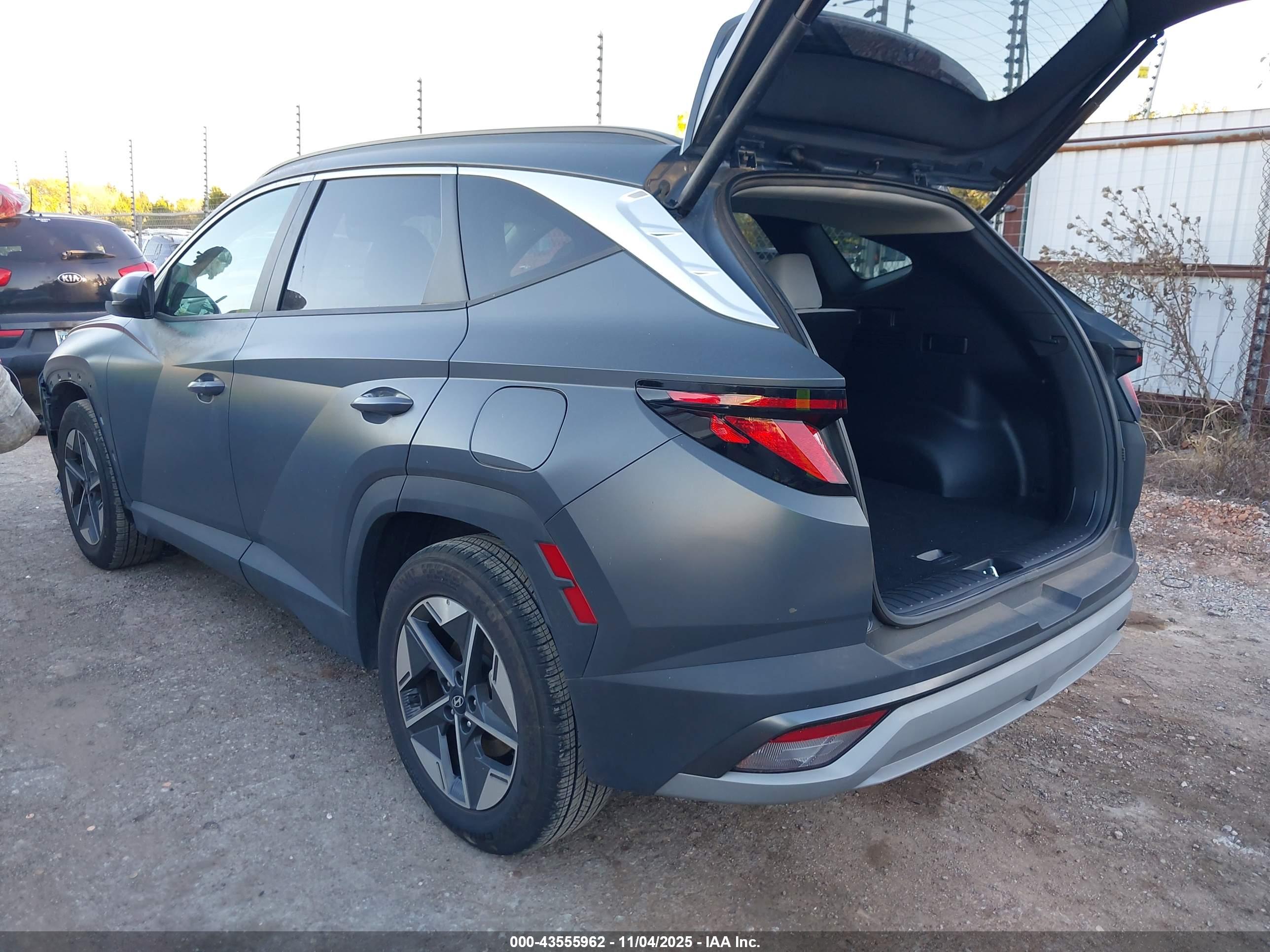 HYUNDAI TUCSON image 3