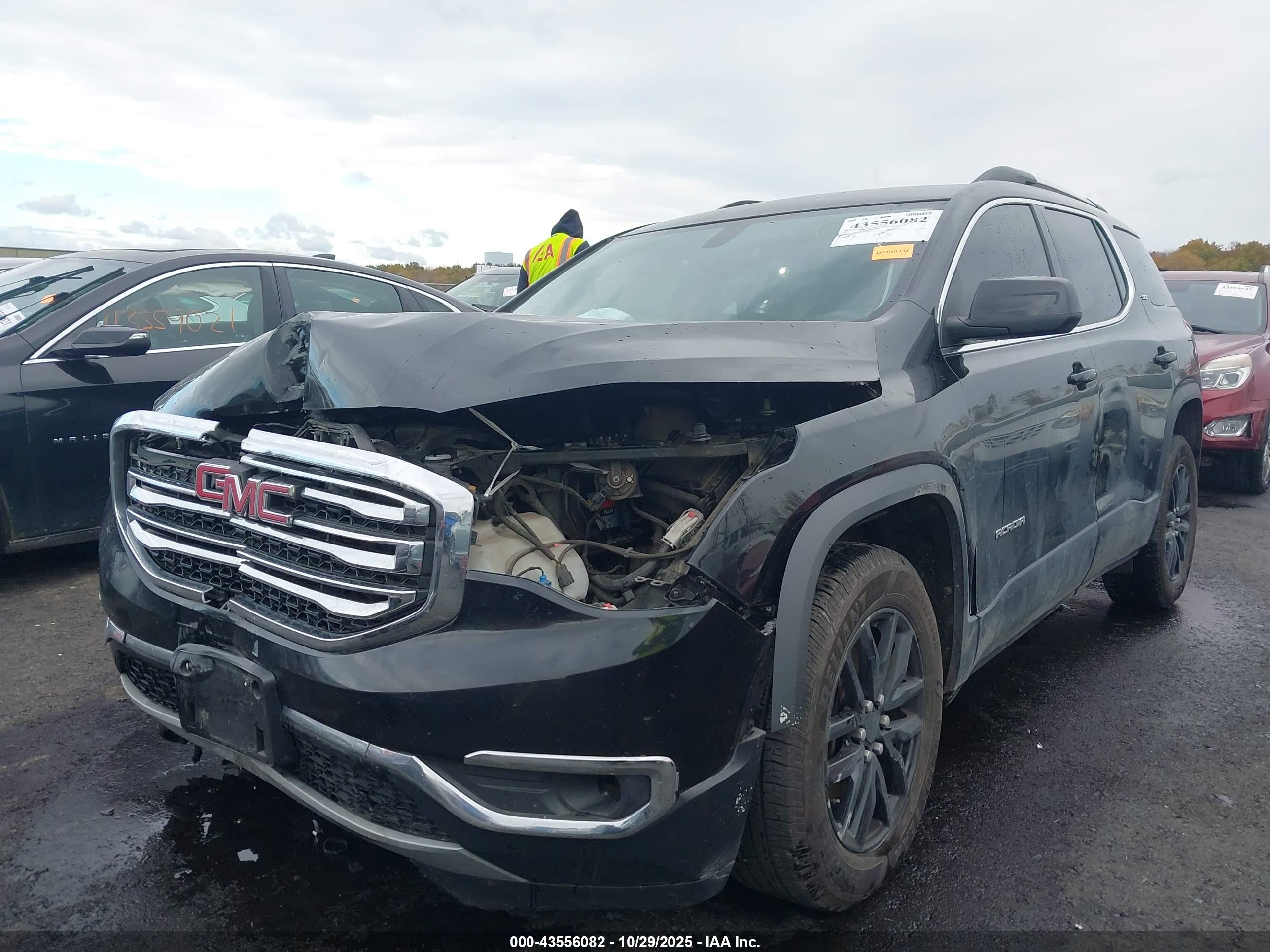 GMC ACADIA image 2