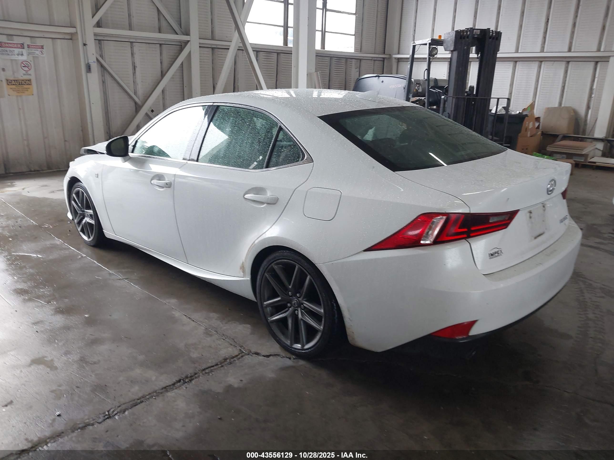 LEXUS IS image 3