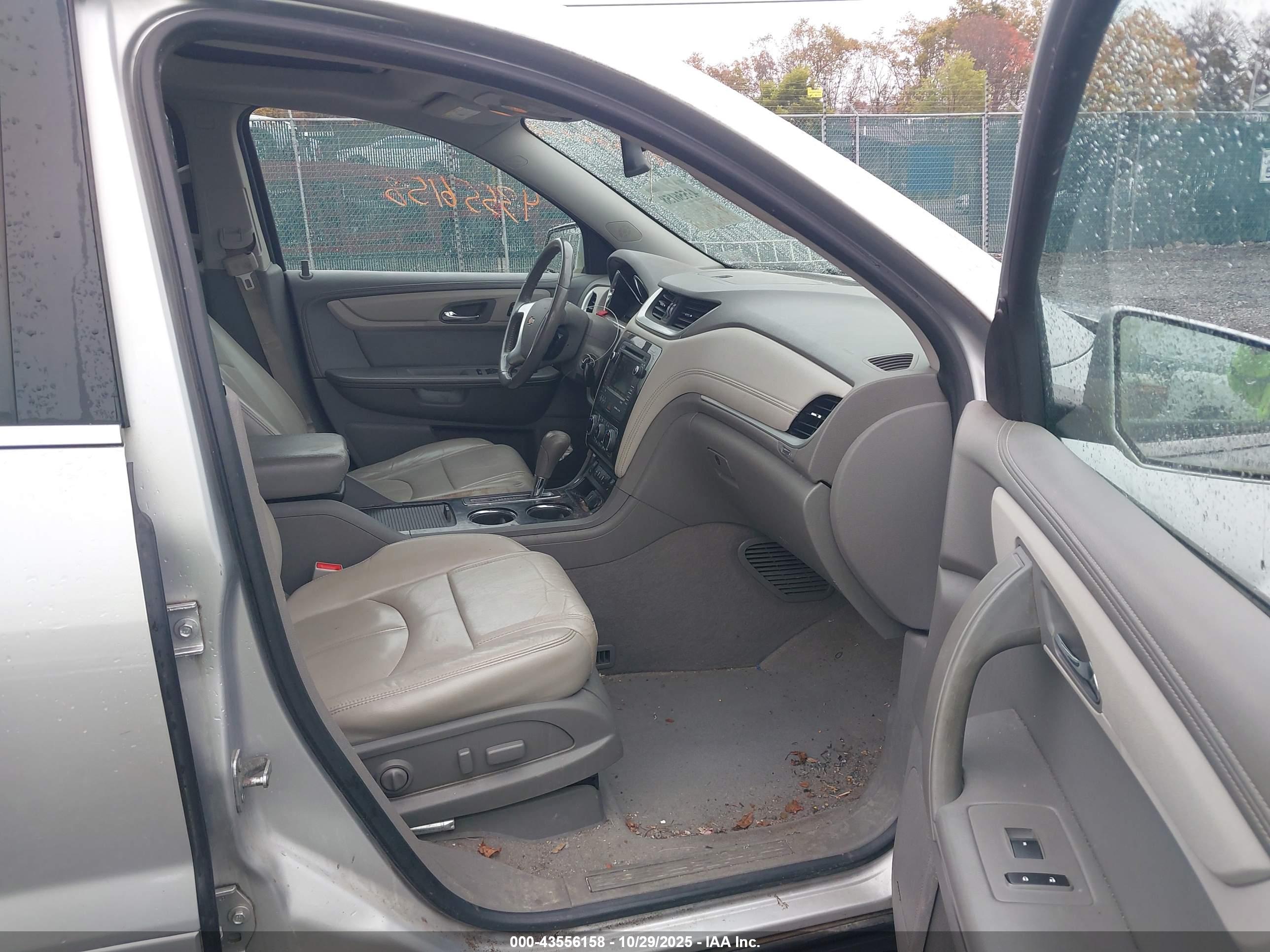 CHEVROLET TRAVERSE image 5