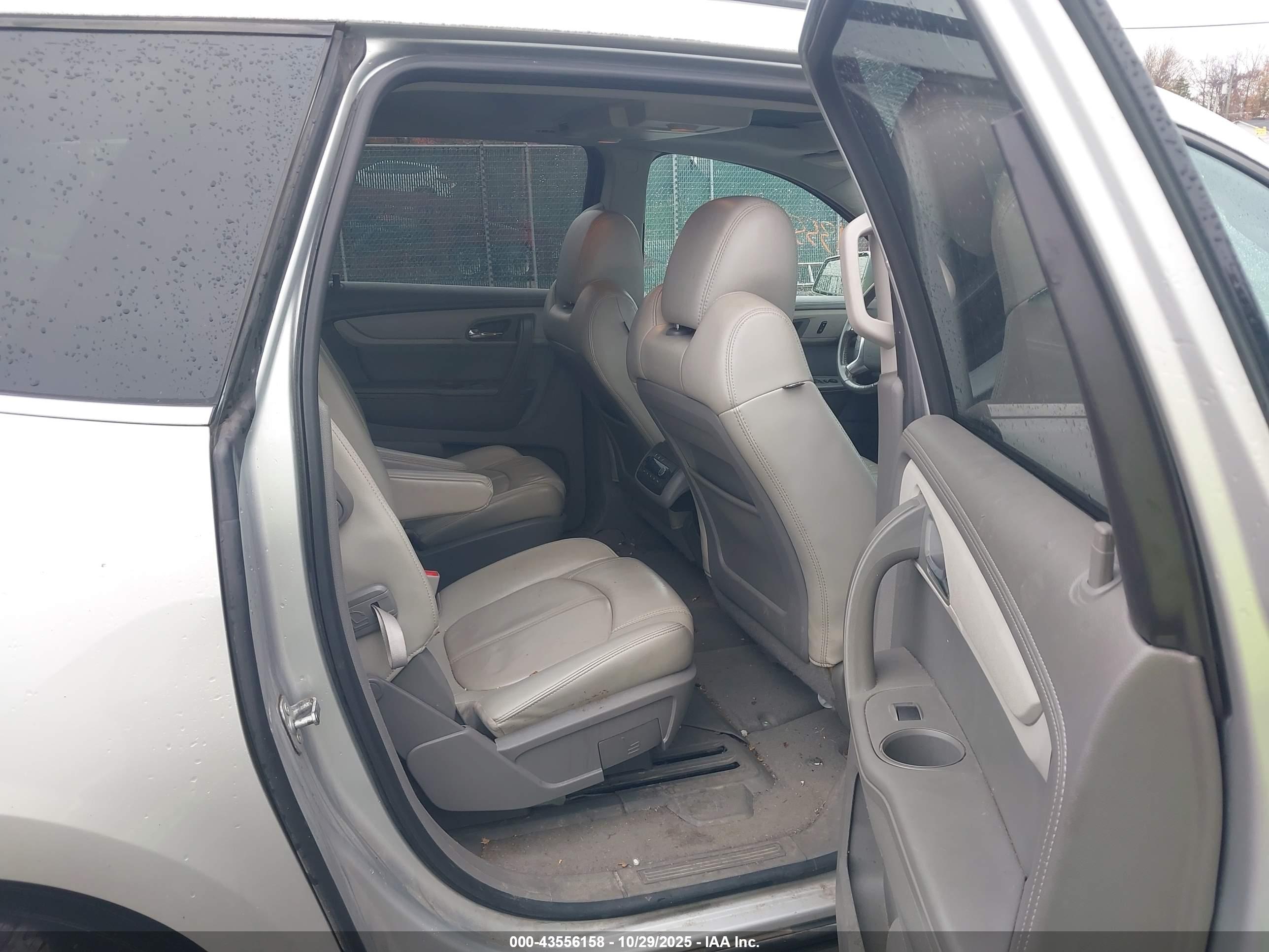 CHEVROLET TRAVERSE image 8