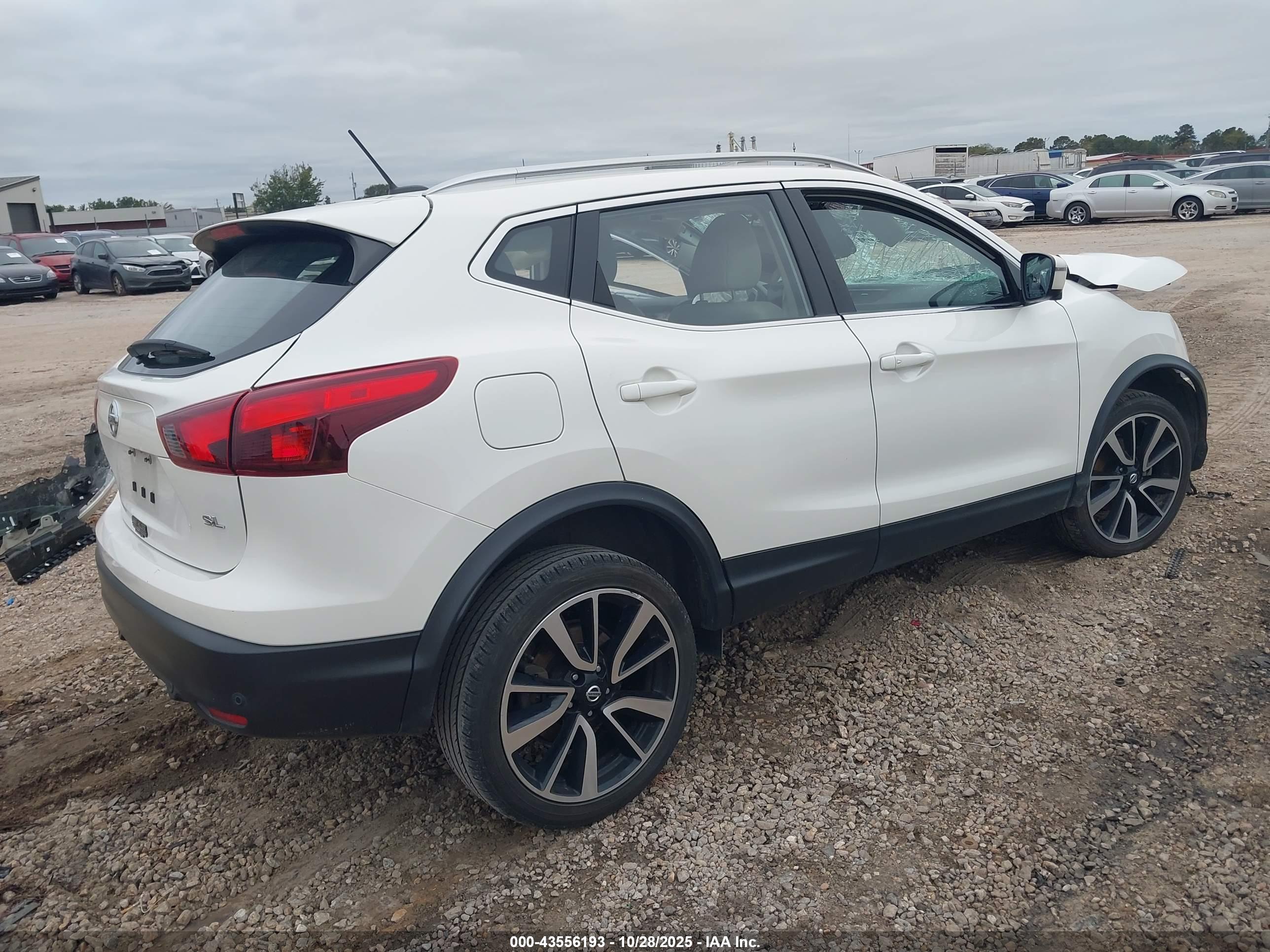 NISSAN ROGUE image 4