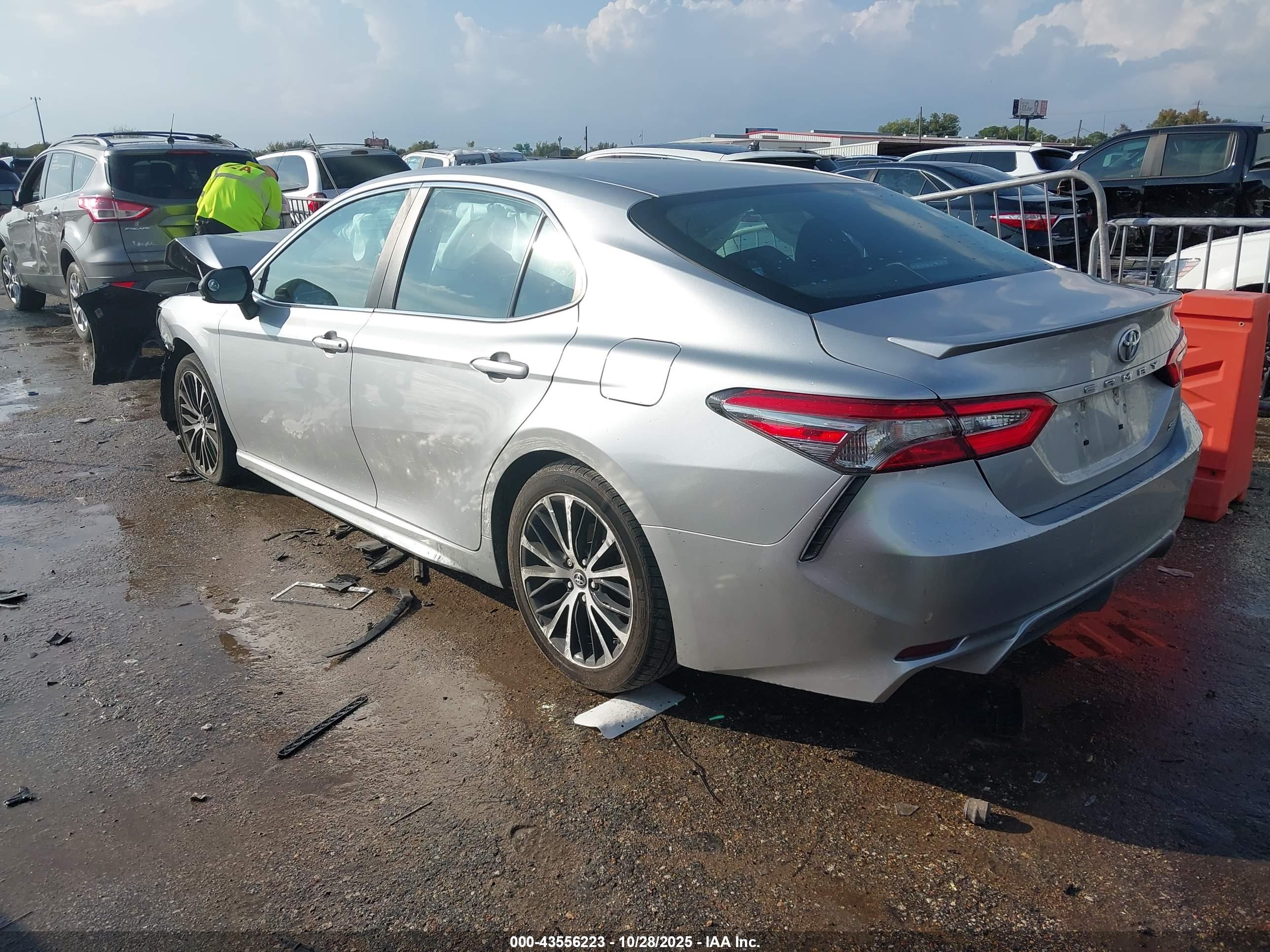TOYOTA CAMRY image 3
