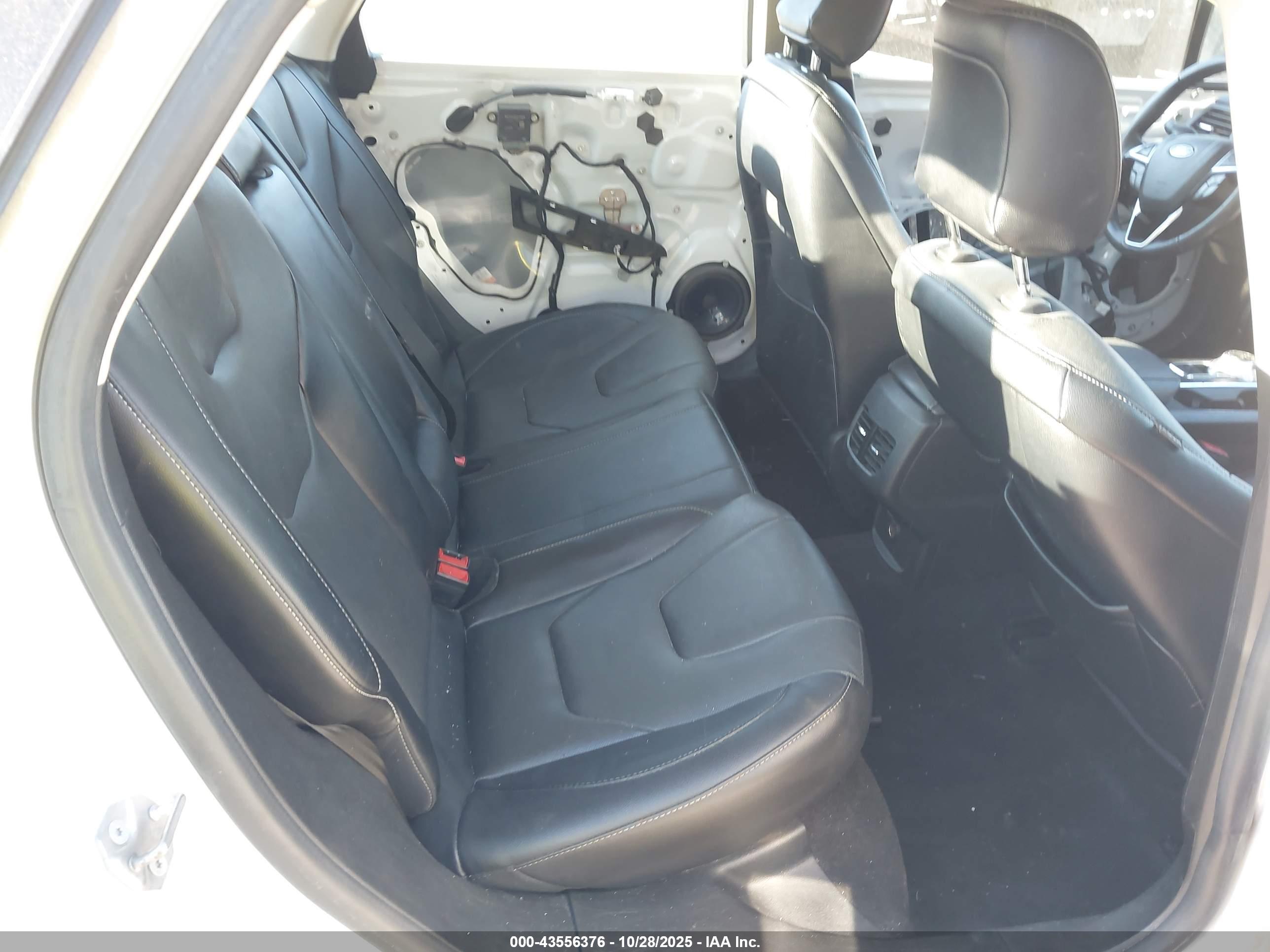 FORD FUSION image 8
