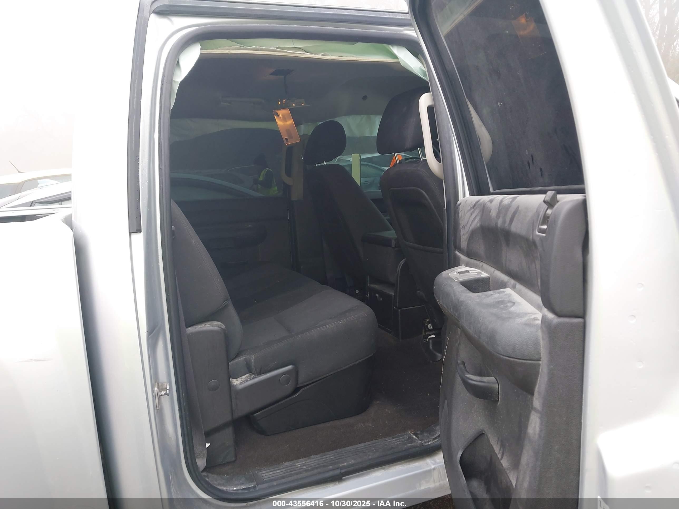 CHEVROLET SILVERADO image 8
