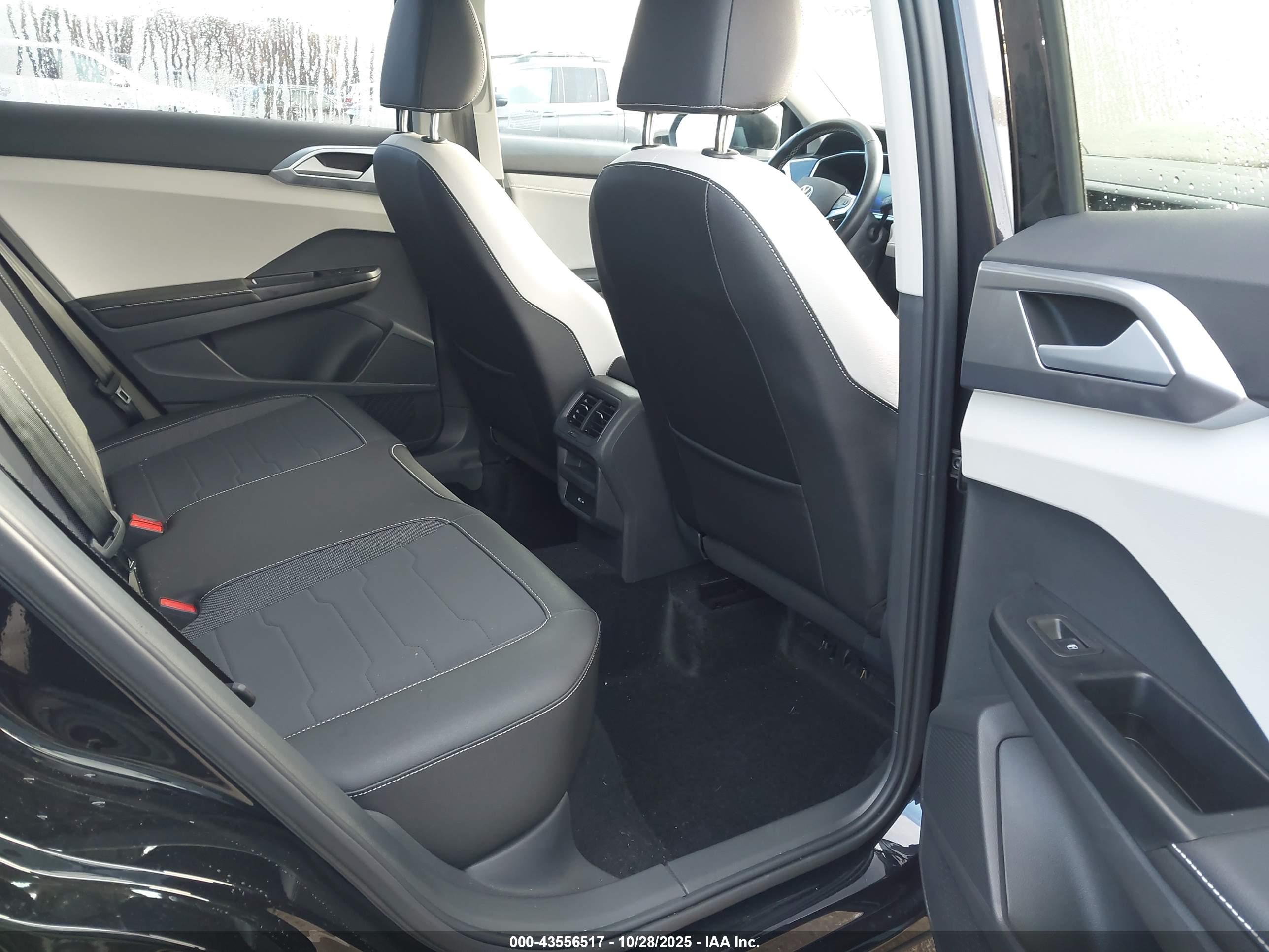 VOLKSWAGEN TAOS image 8