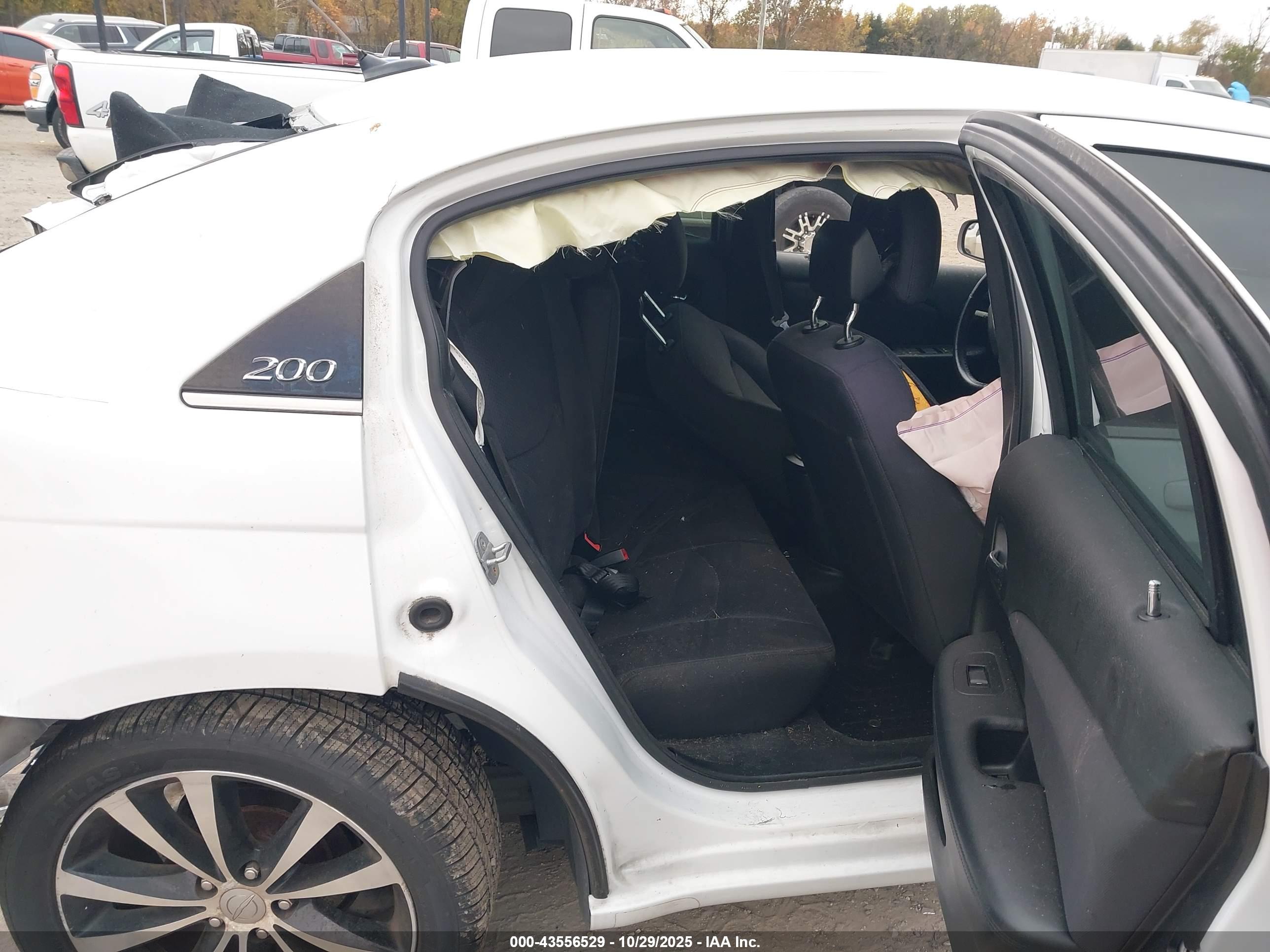 CHRYSLER 200 image 8