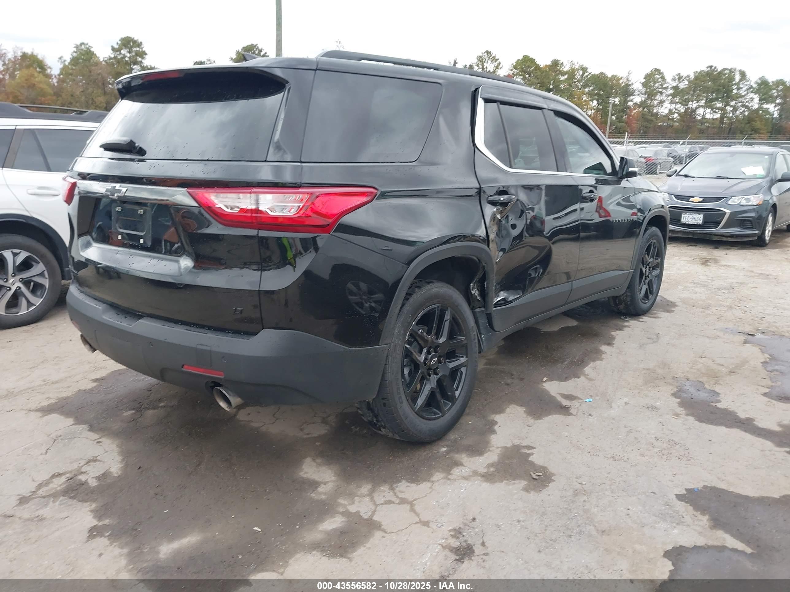 CHEVROLET TRAVERSE image 4