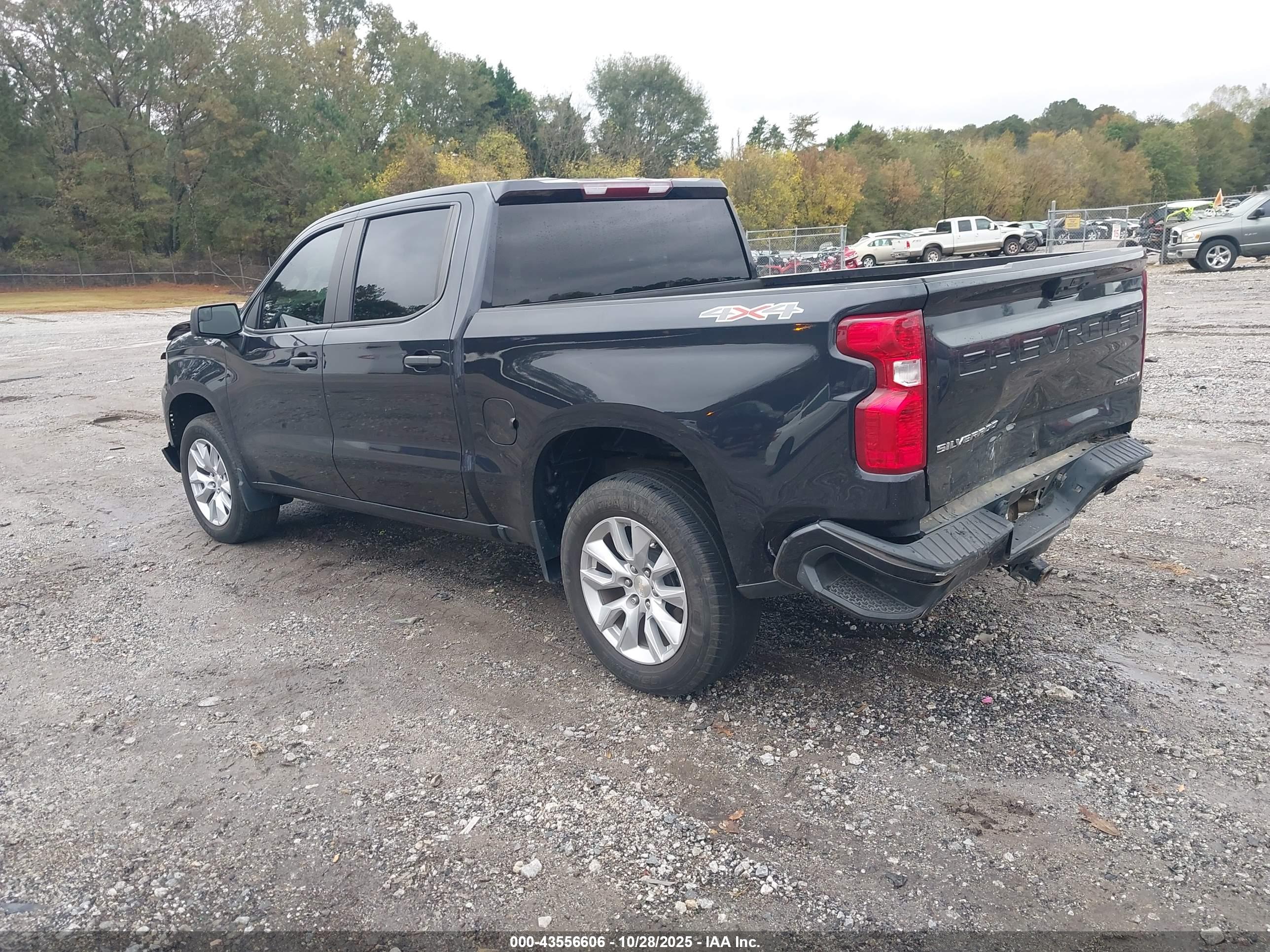 CHEVROLET SILVERADO image 3