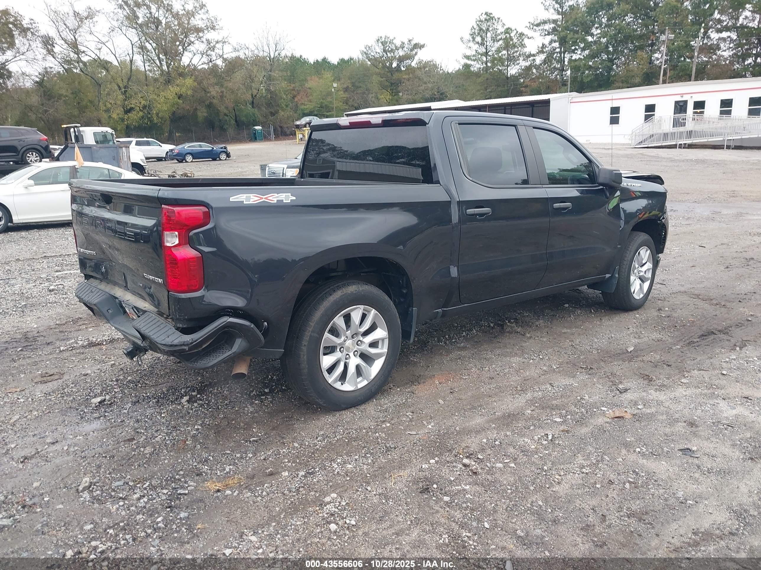 CHEVROLET SILVERADO image 4