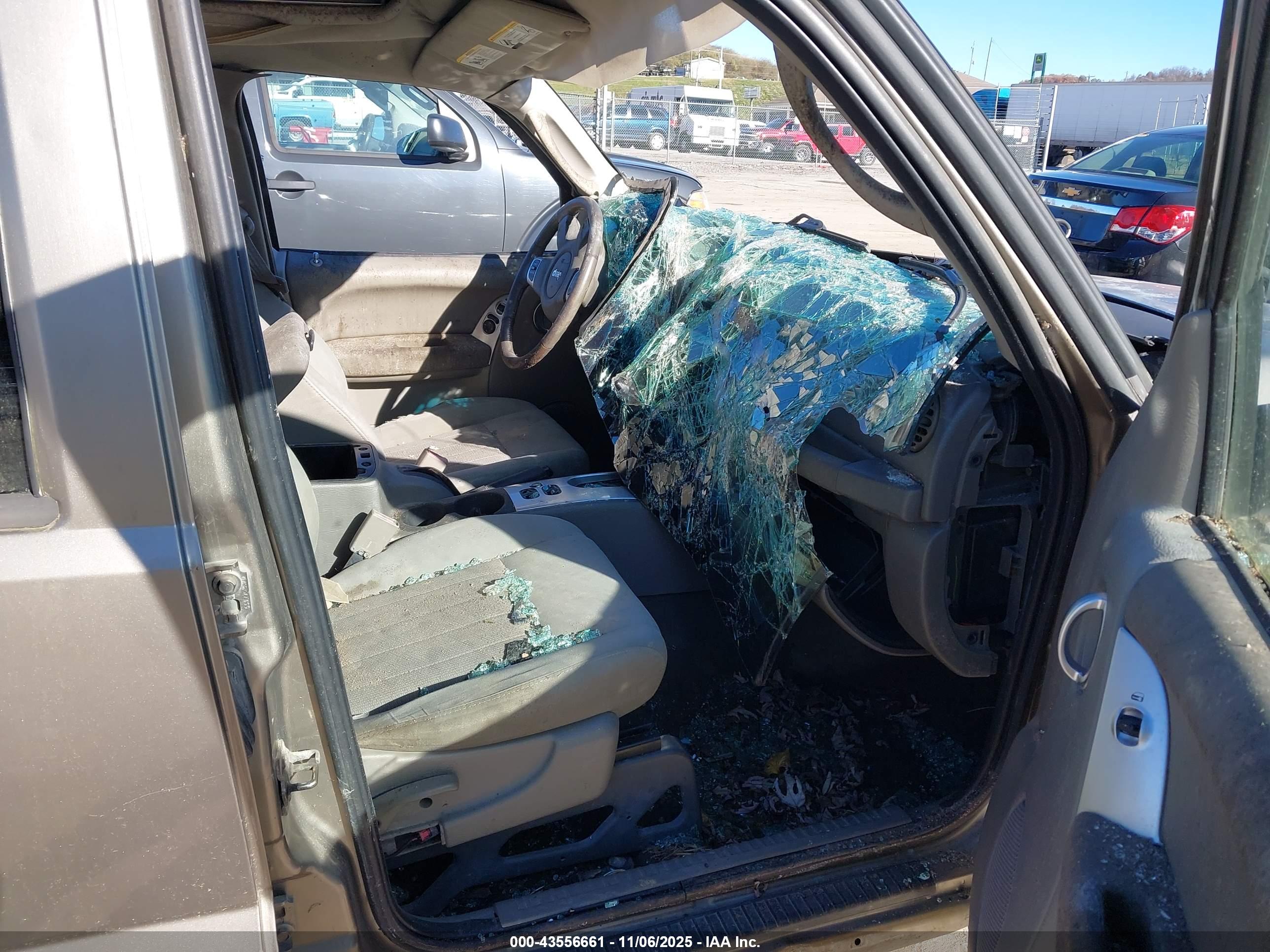 JEEP LIBERTY image 5