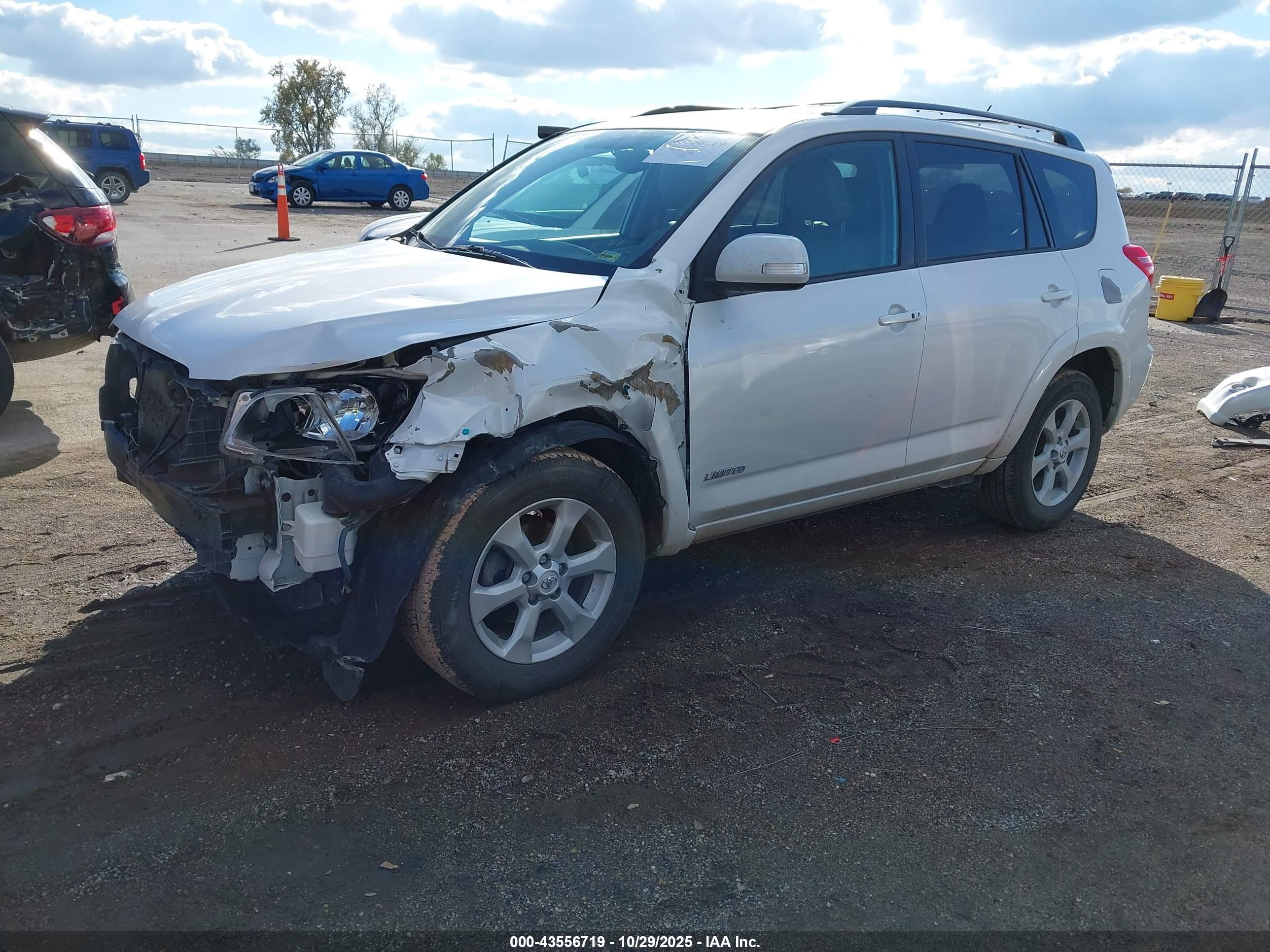 TOYOTA RAV4 image 2