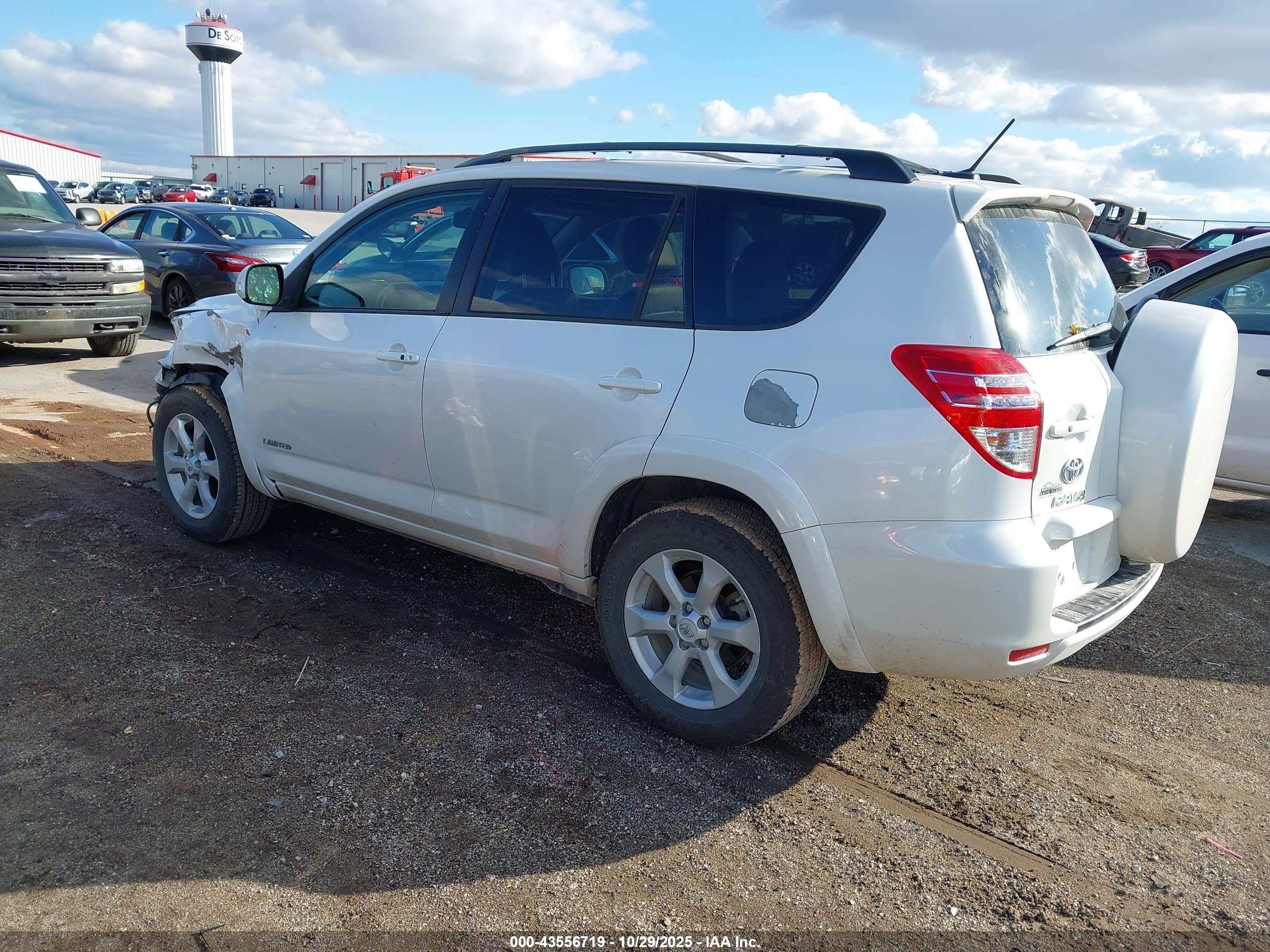 TOYOTA RAV4 image 3