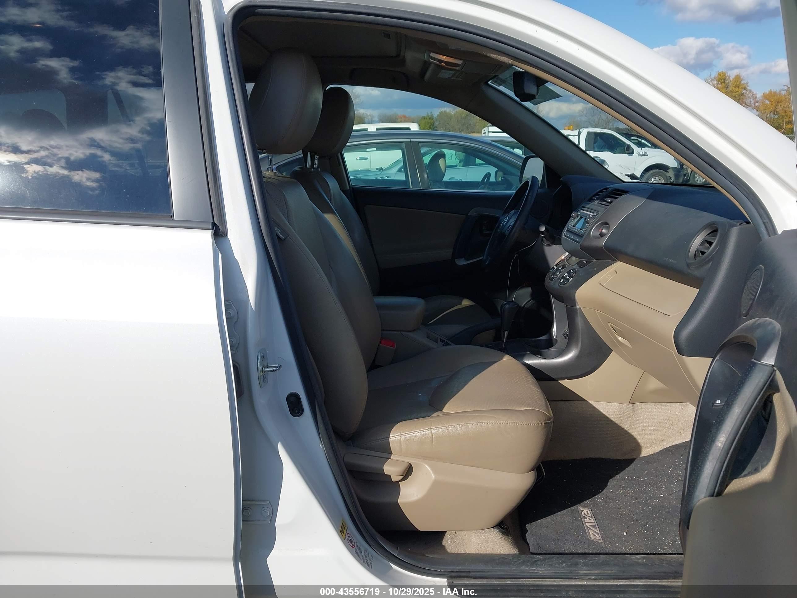TOYOTA RAV4 image 5