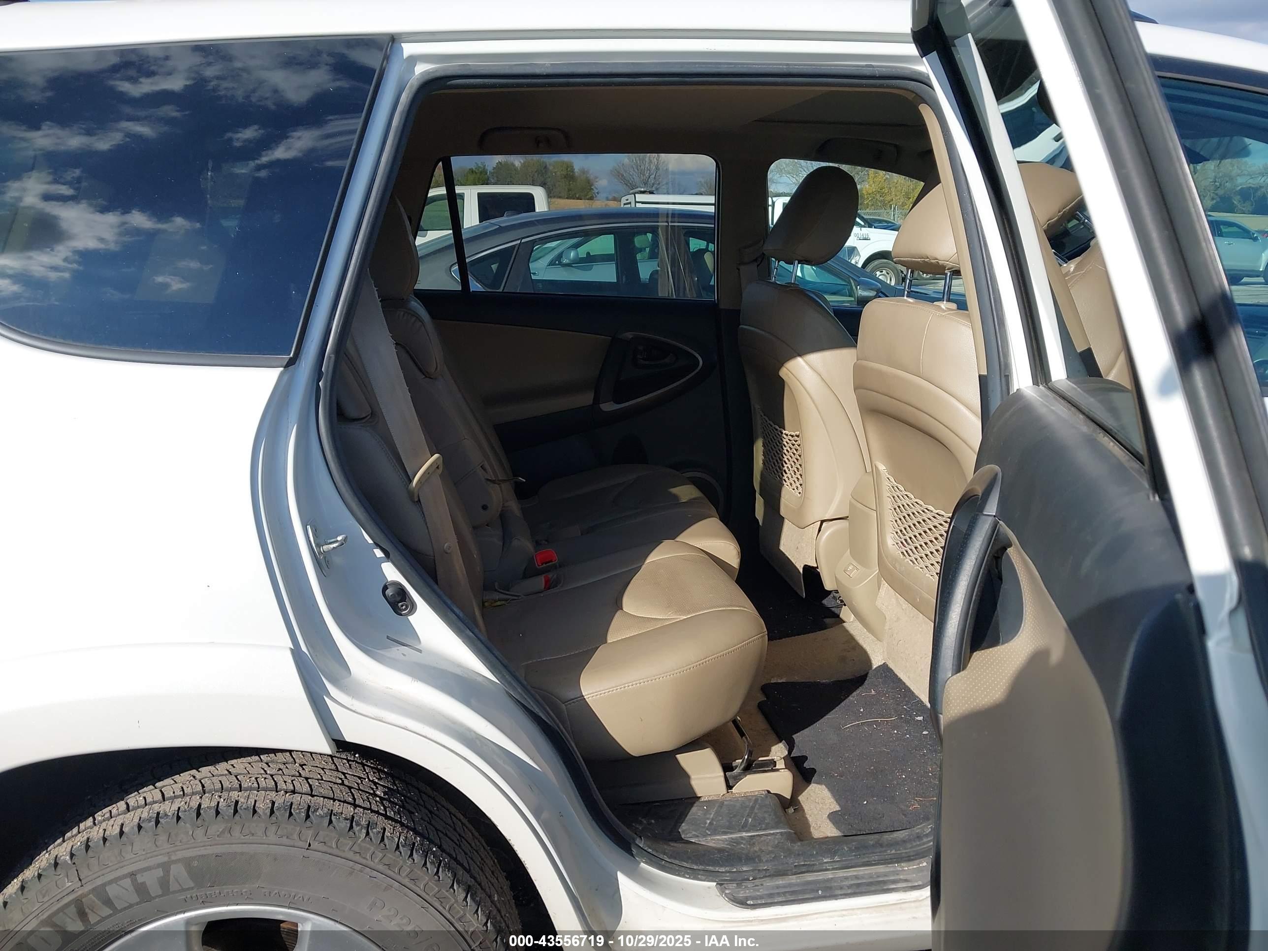 TOYOTA RAV4 image 8