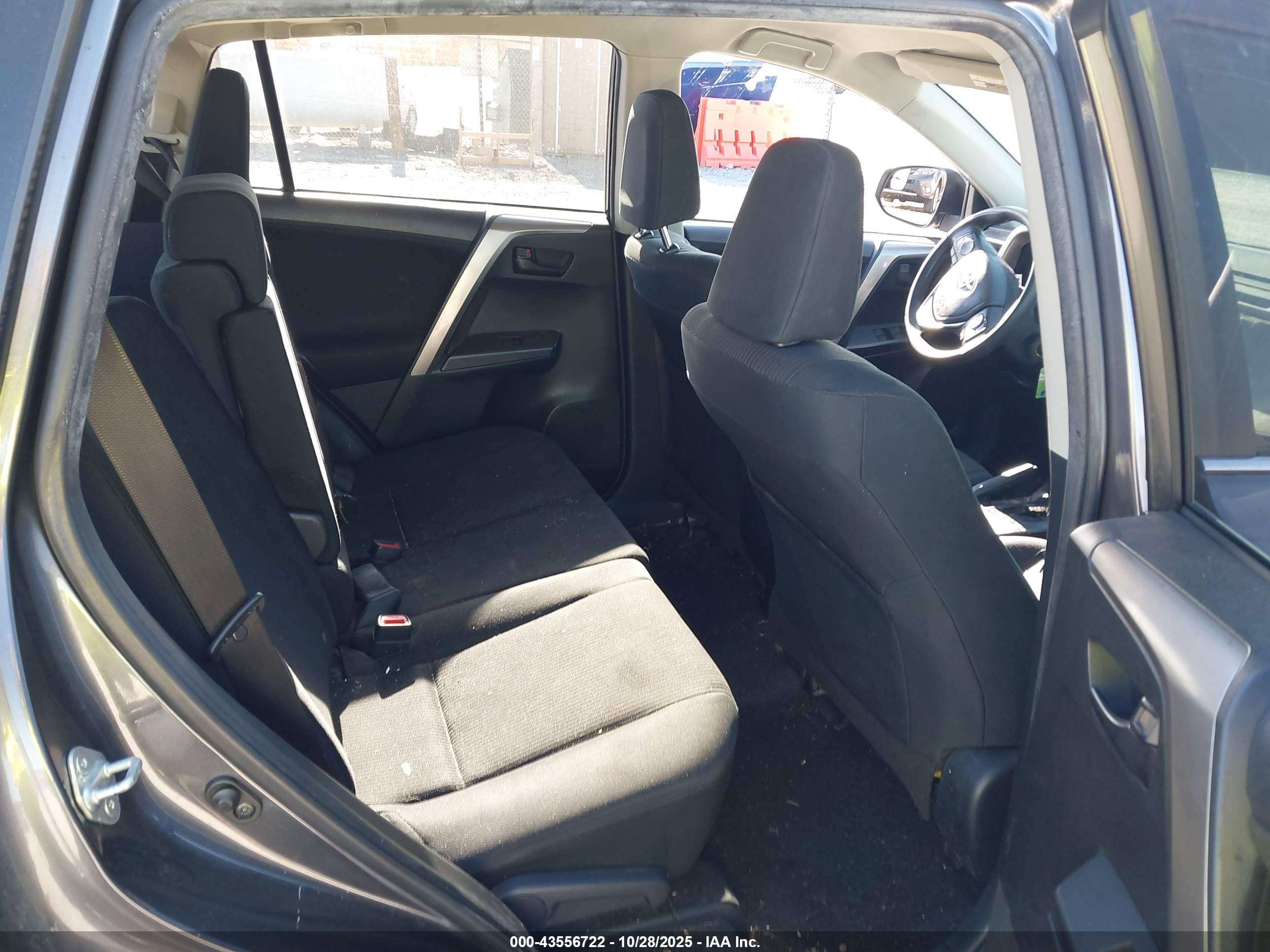 TOYOTA RAV4 image 8
