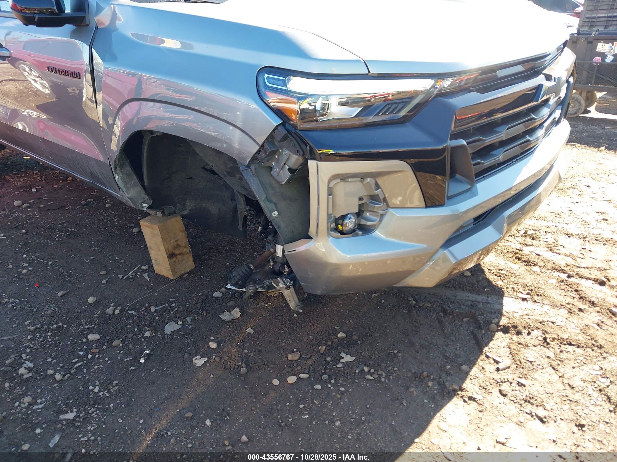 CHEVROLET COLORADO image 6