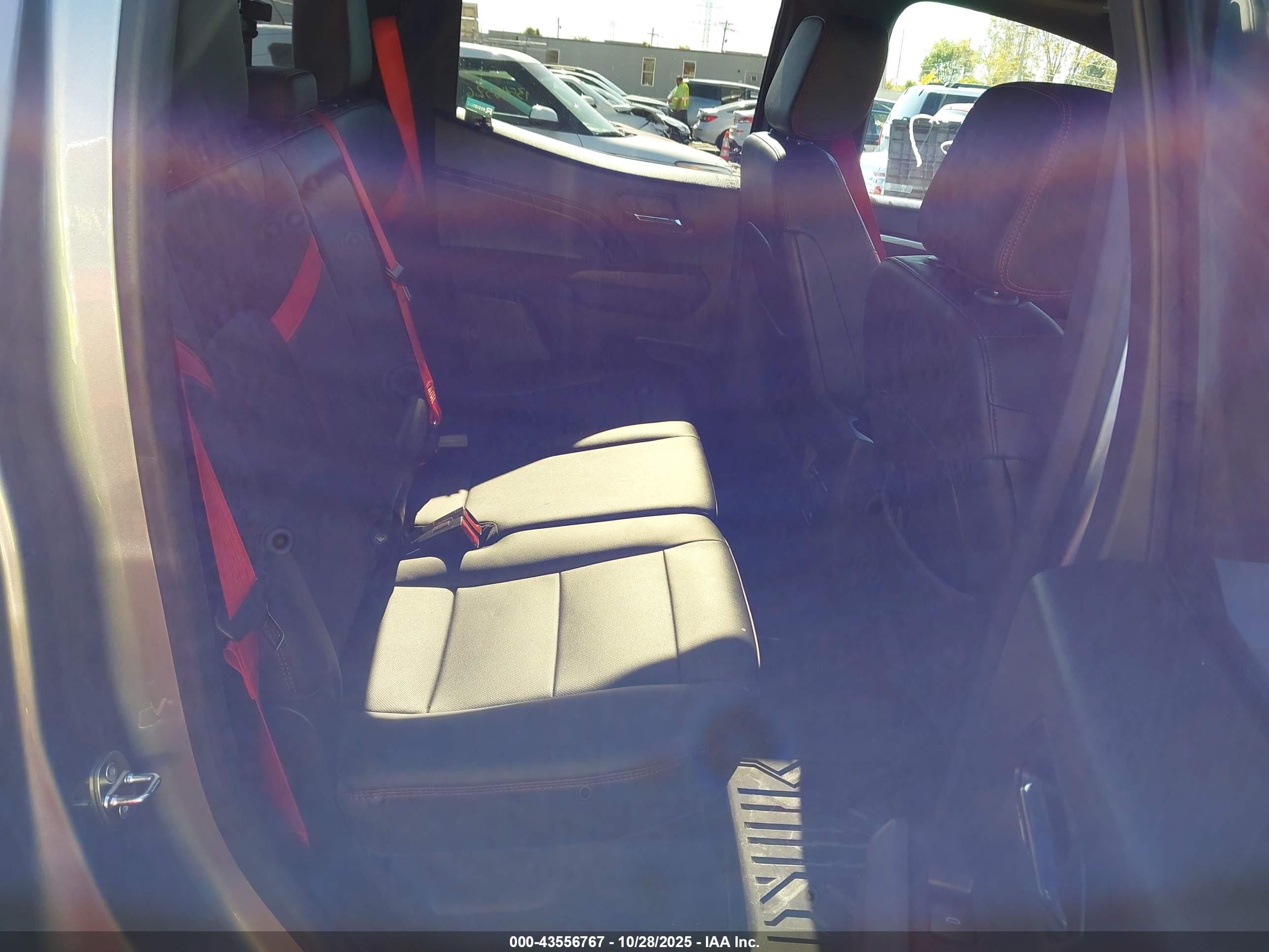 CHEVROLET COLORADO image 8