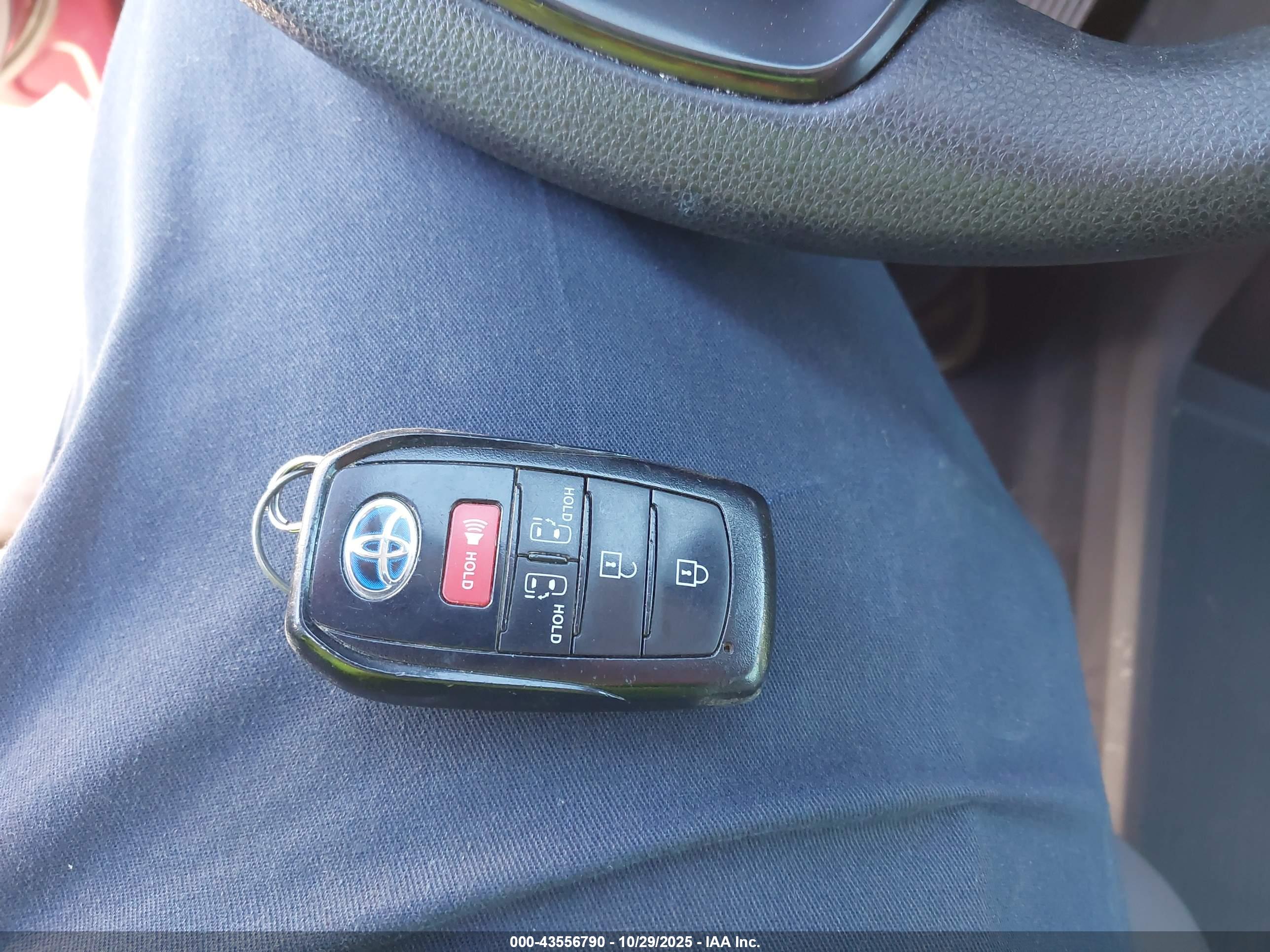 TOYOTA SIENNA image 11