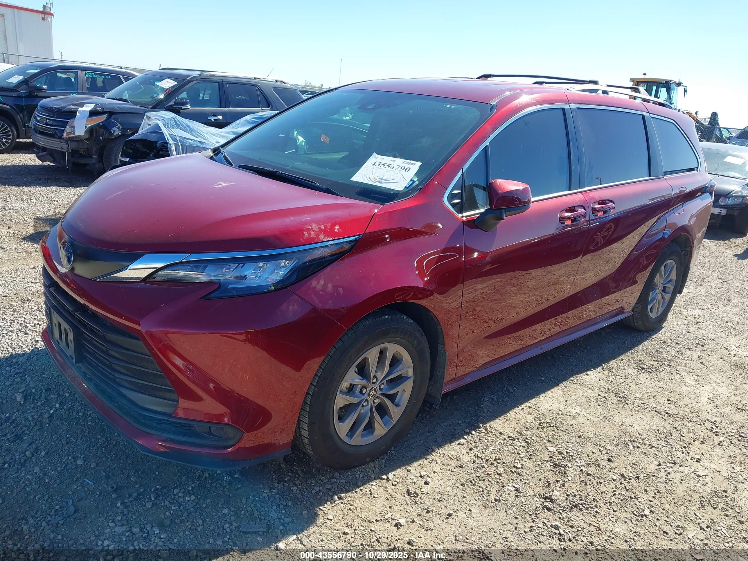 TOYOTA SIENNA image 2