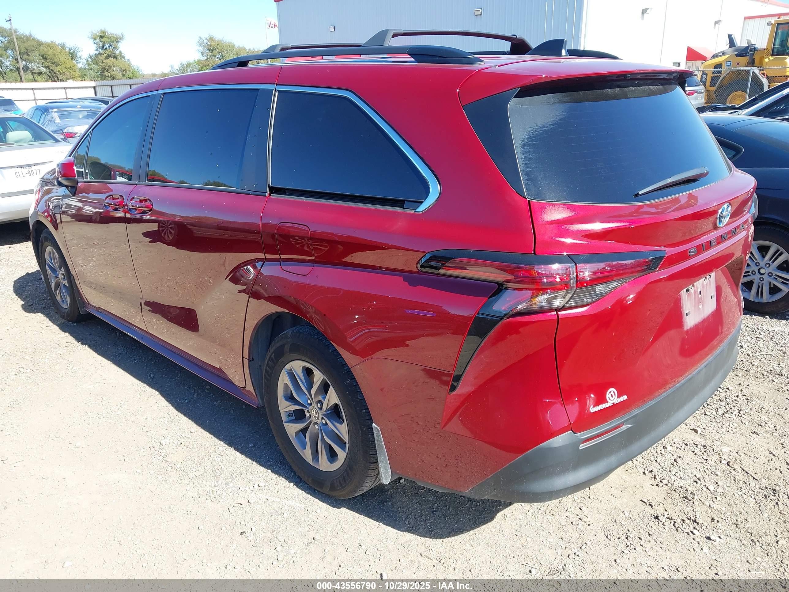 TOYOTA SIENNA image 3