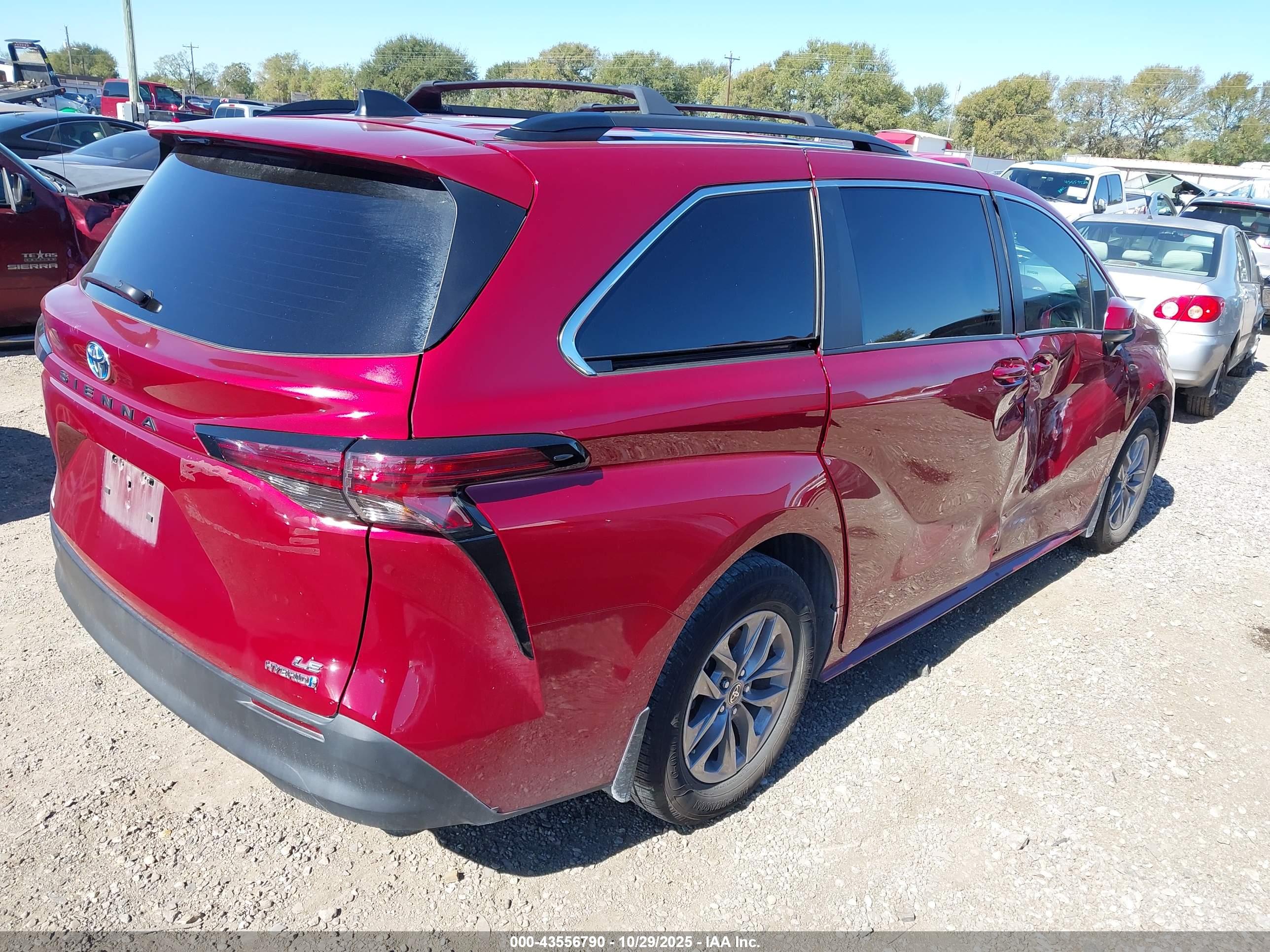 TOYOTA SIENNA image 4