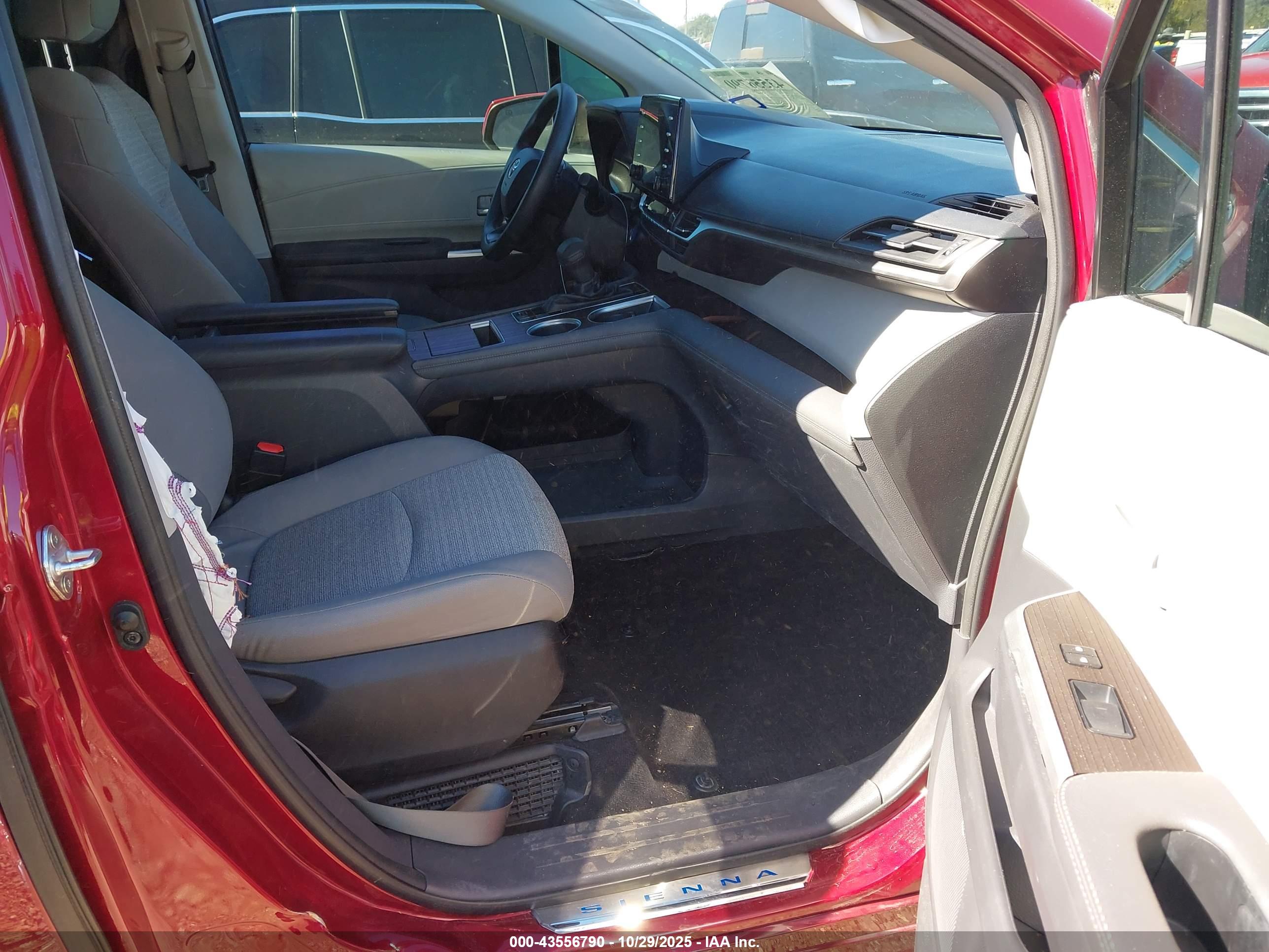 TOYOTA SIENNA image 5